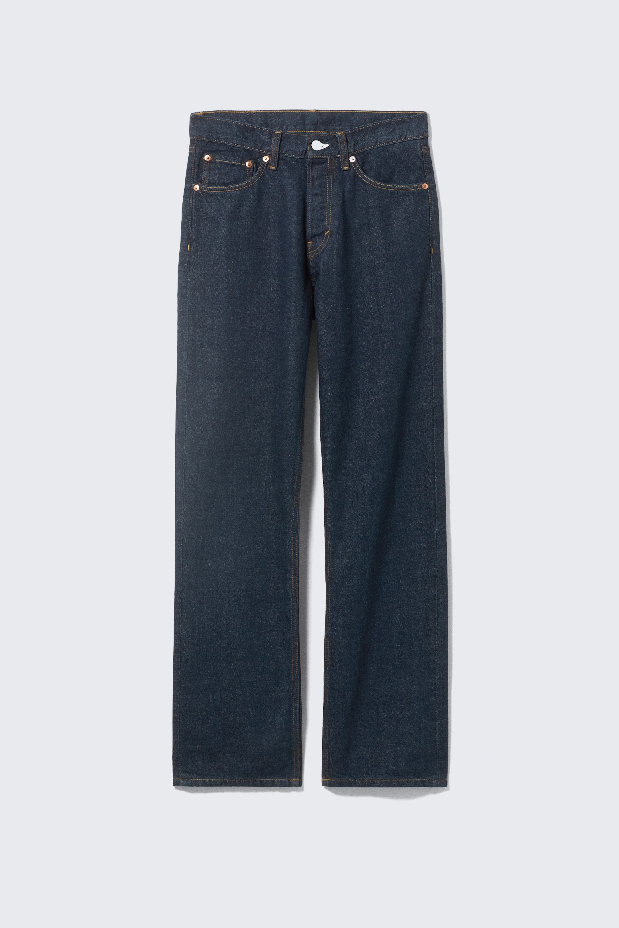 Agrandir l'image: Une paire de jeans unisexes bleu foncé, de hauteur moyenne présente son DEVANT, offrant une coupe régulière et des jambes longues et droites. Elle est conçue avec une disposition classique à 5 poches, une braguette boutonnée avec des boutons blancs, des coutures contrastées visibles et des rivets couleur cuivre.