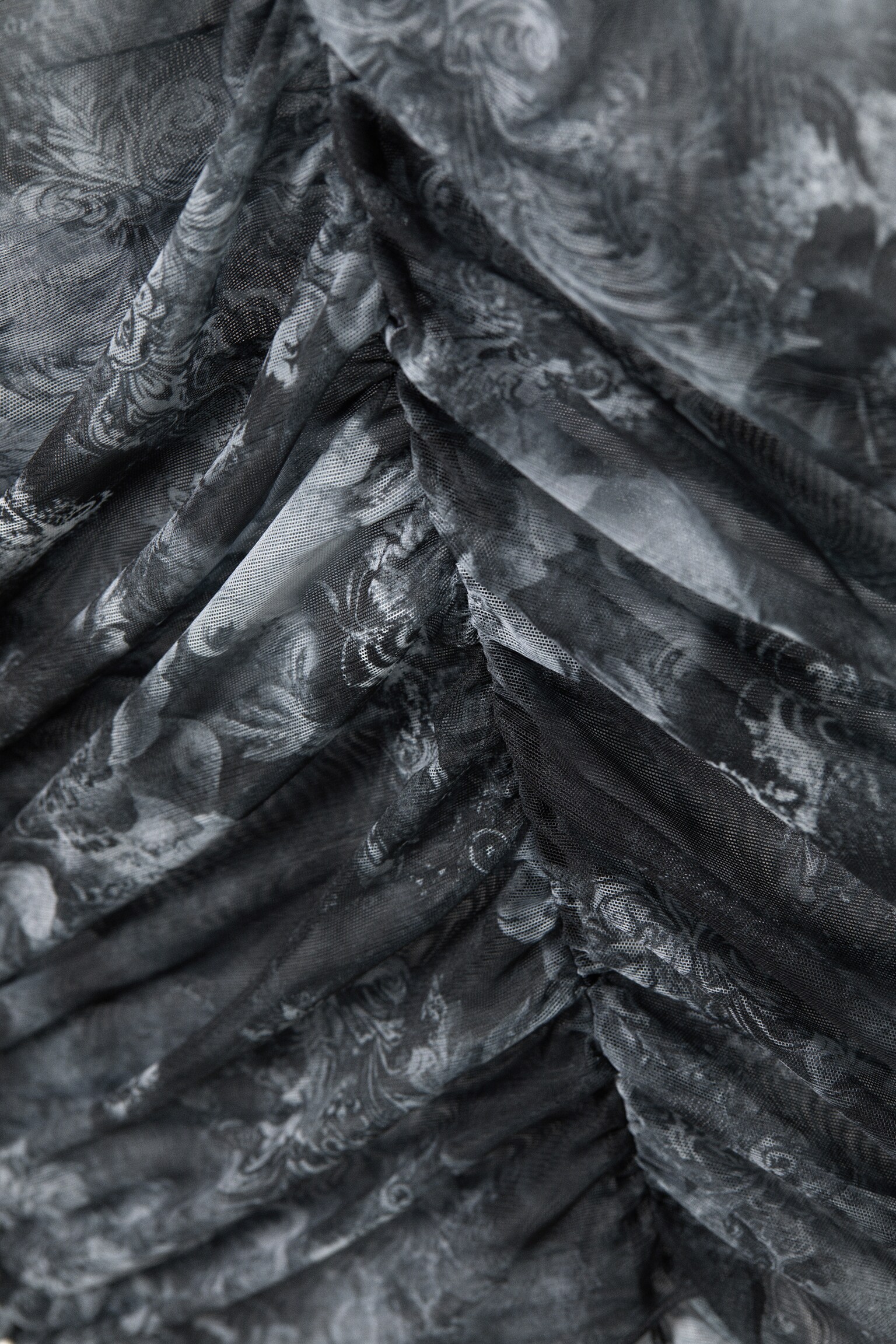 Transparentes Mesh-Top mit Raffung - Schwarzer Barock-Print - 4