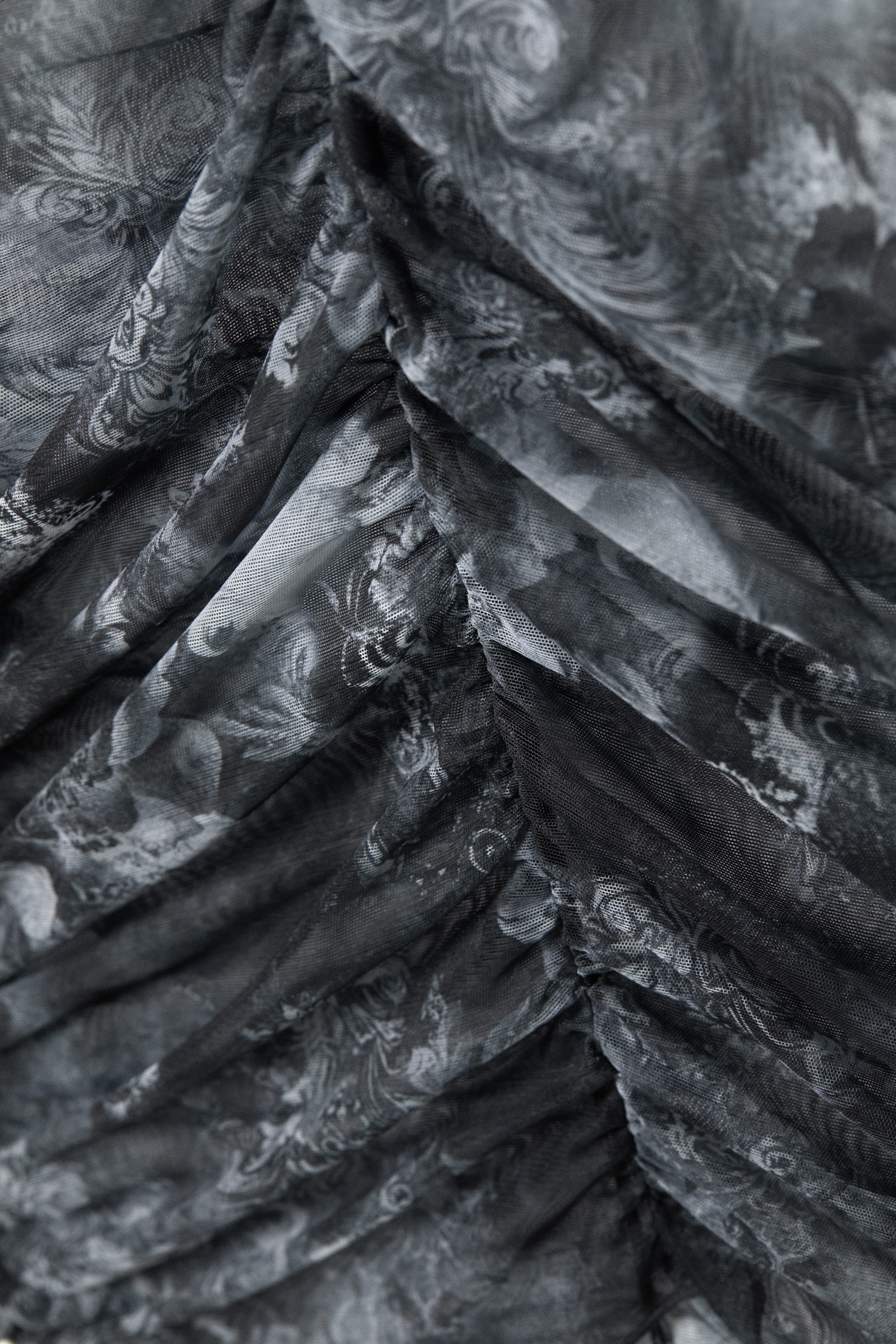 Schwarzer Barock-Print - Transparentes Mesh-Top mit Raffung - 4