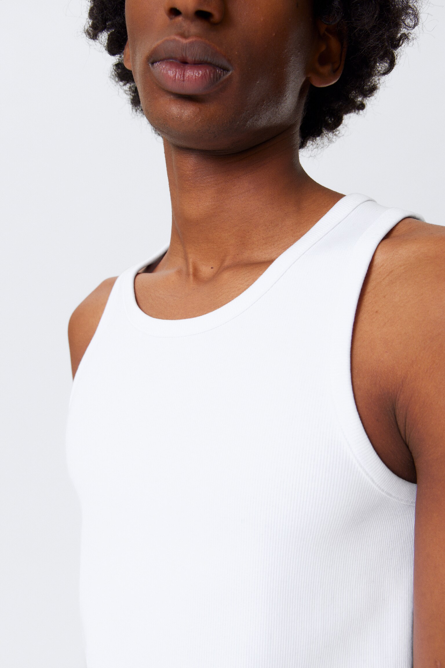 Geripptes Tanktop mit normaler Passform - Weiß/Schwarz - 4