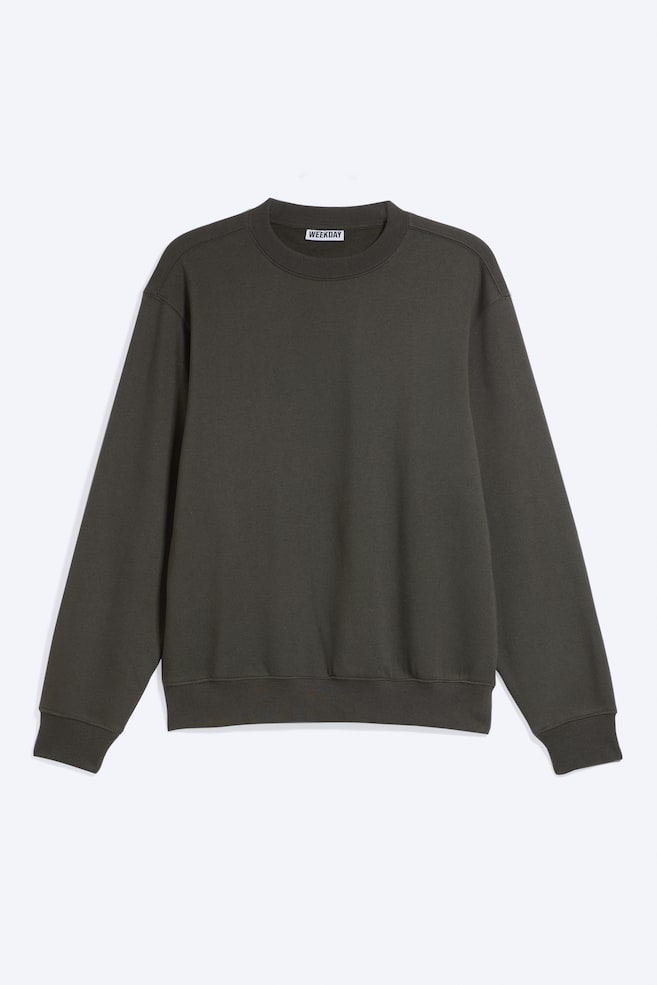 Ein dunkelgrauer Rundhals-Sweatshirt ist von vorn zu sehen und verfÃ¼gt Ã¼ber eine lockere Passform mit leicht Ã¼berschnittenen Schultern, einem gerippten Halsausschnitt, gerippten BÃ¼ndchen und einem gerippten Saum. - 1