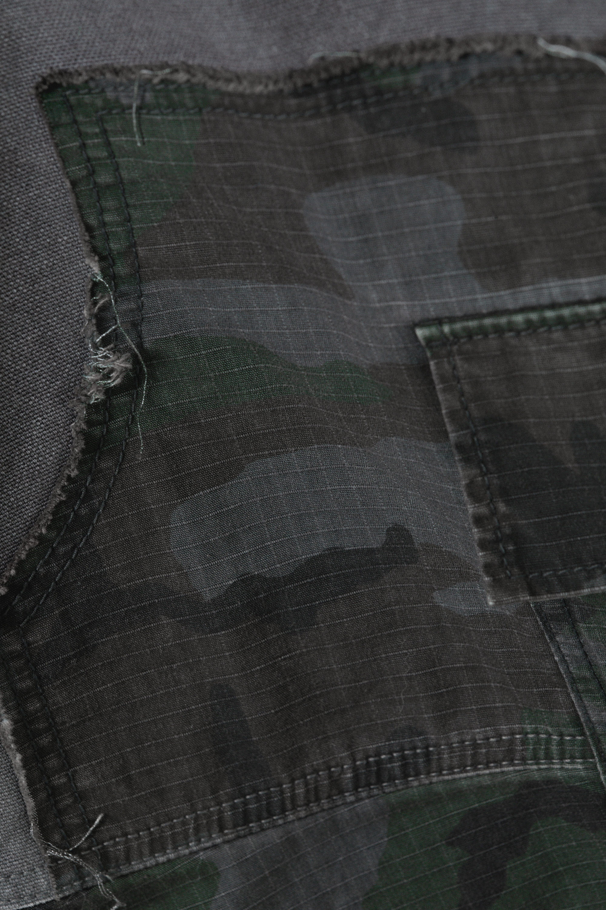 Staubblau & Camouflage - Lockere Patchwork-Cargohose - 3