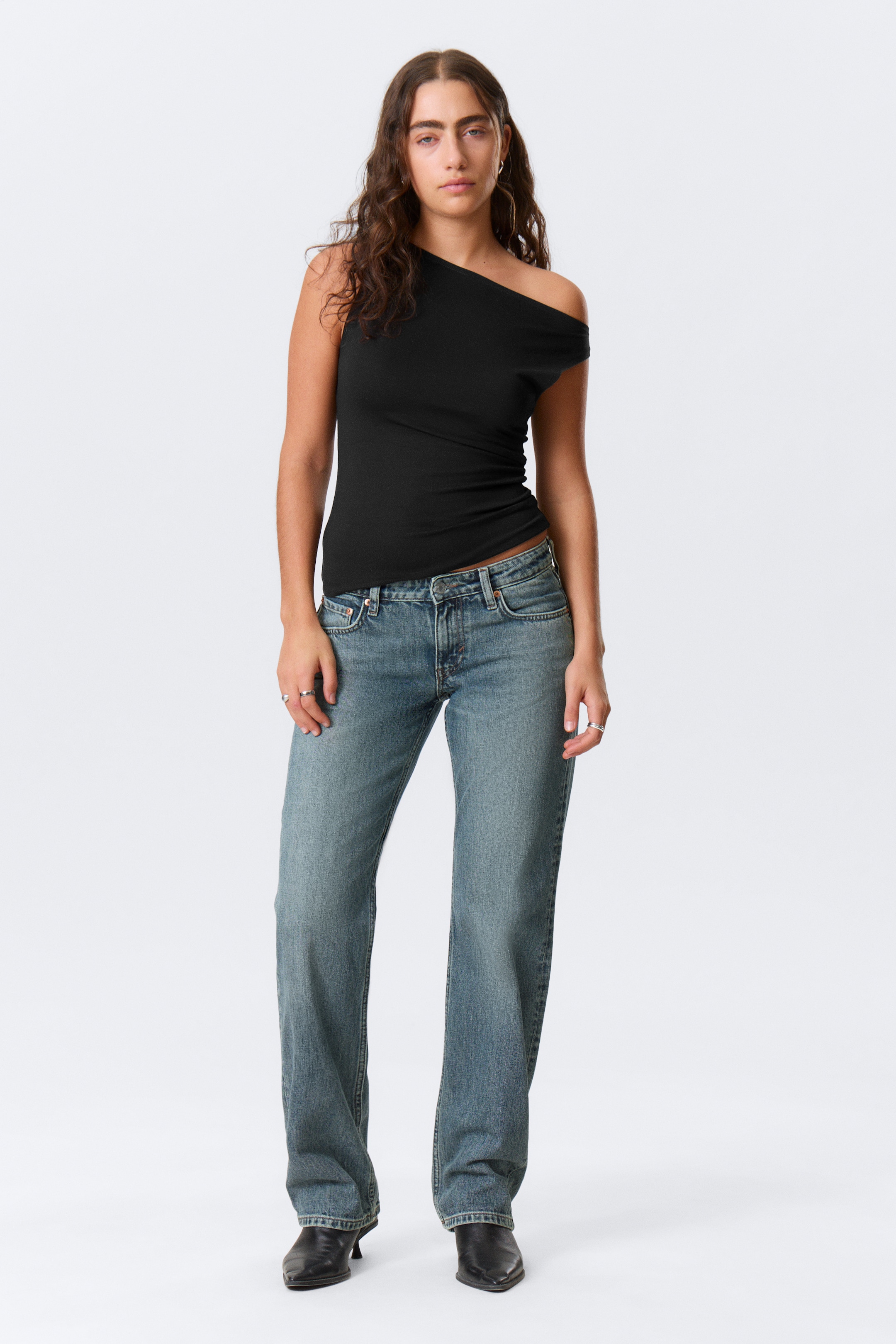 Vezi imaginea mai mare: Arrow Low Rise Regular Straight Leg Jeans - Albastru Deschis – Albastru Mediu - FEMEI | H&M RO 1