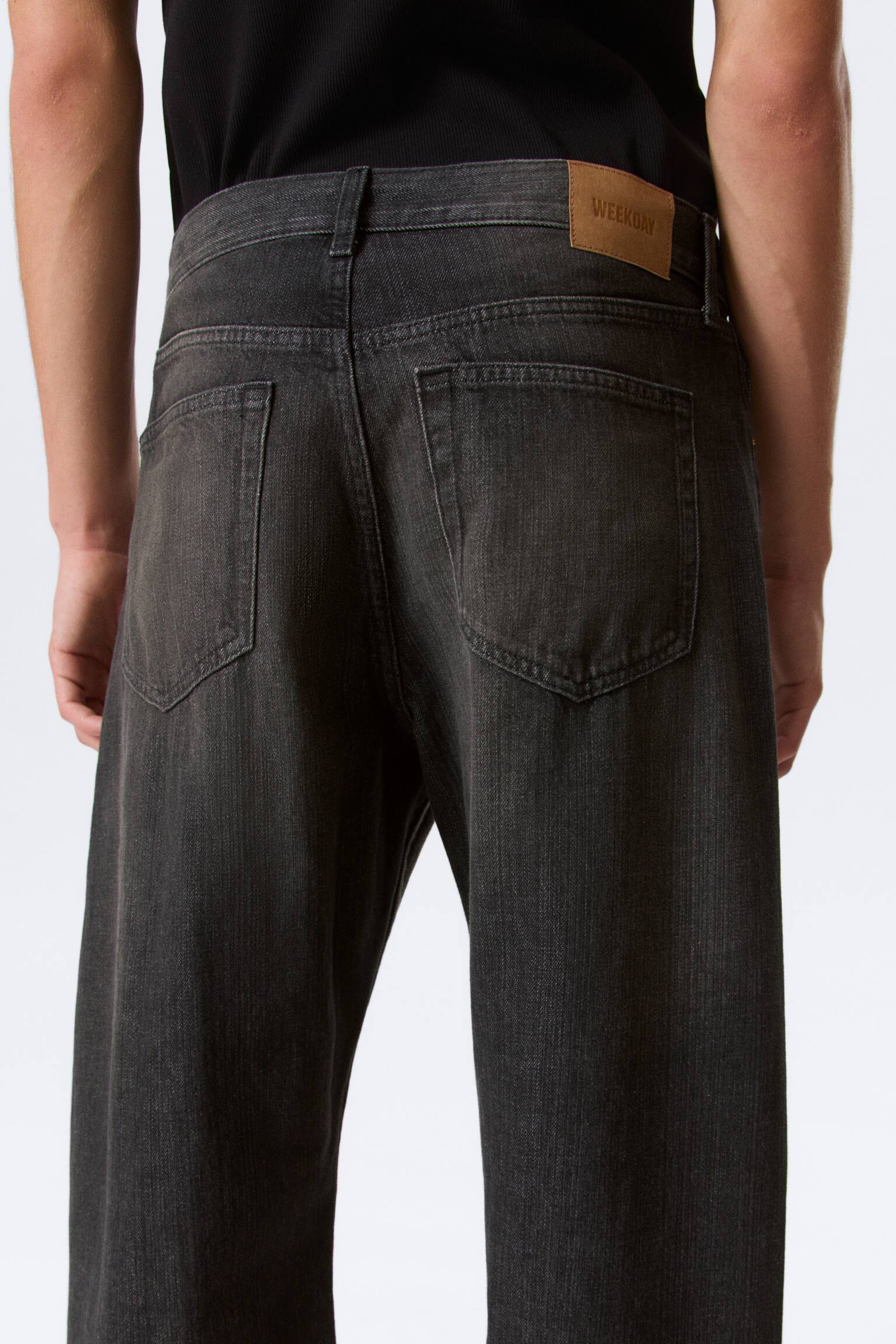 Nebula Mid-Rise Loose Barrel Leg Unisex Jeans - Chelsea Black - Svart/Blue Rinse – mørkeblå - 7