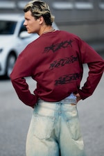 Dunkelrot - "Racer" - Oversized Longsleeve mit Grafikprint - 6