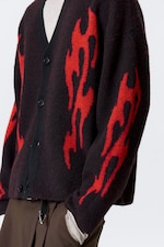 Schwarz - Rote Flammen - Boxy Strick-Cardigan mit Grafikprint - 4