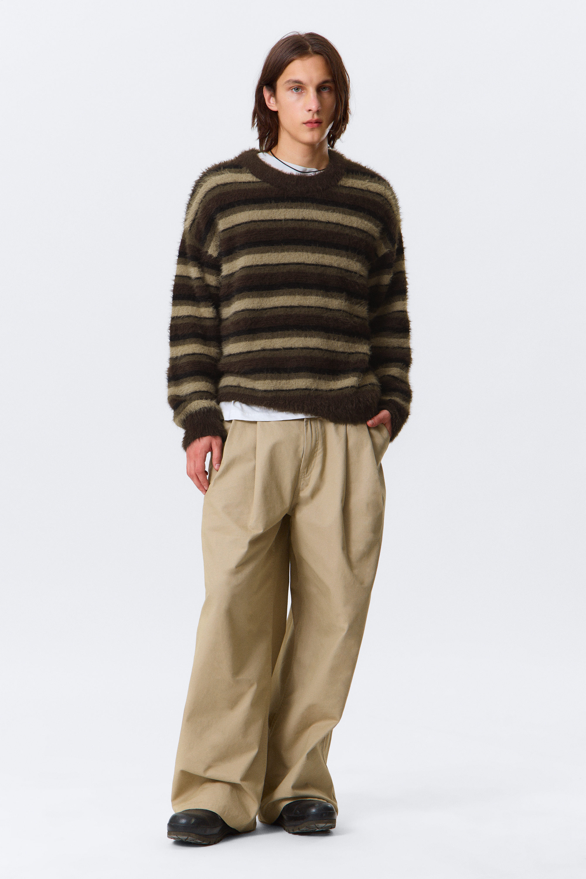 Braun gestreift - Gestreifter Strickpullover mit relaxtem Fit - 2