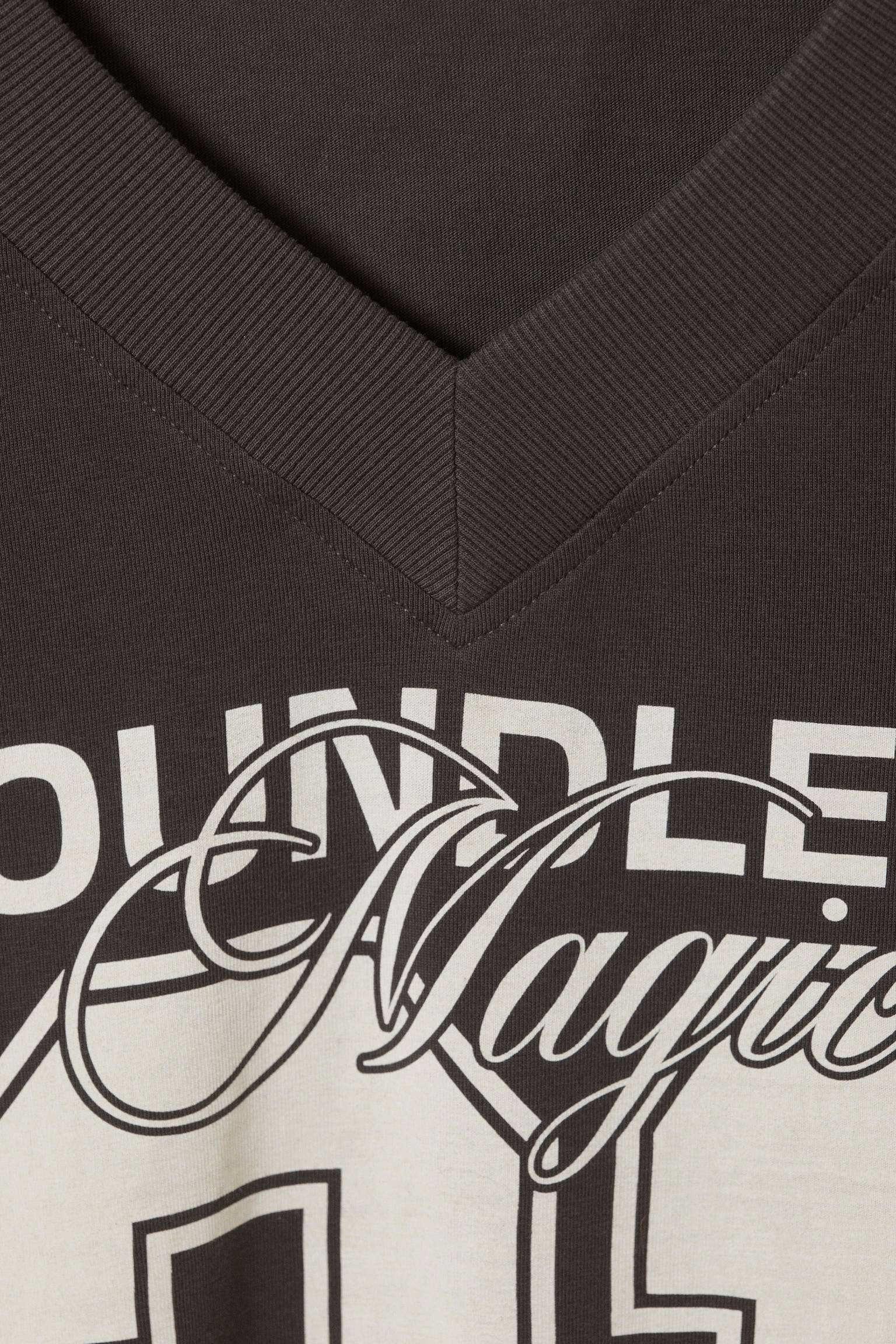 T-shirt z graficznym dekoltem w serek - Czarny/Washed Brown - Boundless Magic - 5