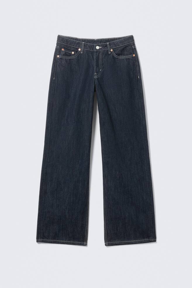 Un paio di jeans a vita bassa in denim scuro si presenta come FRONT, caratterizzati da una vestibilità ampia, gamba larga e lunghezza lunga. Sono progettati con uno stile classico a 5 tasche, incluse tasche anteriori con rivetti color rame, un bottone color argento in vita e una zip, il tutto evidenziato da cuciture a contrasto leggero. - 1