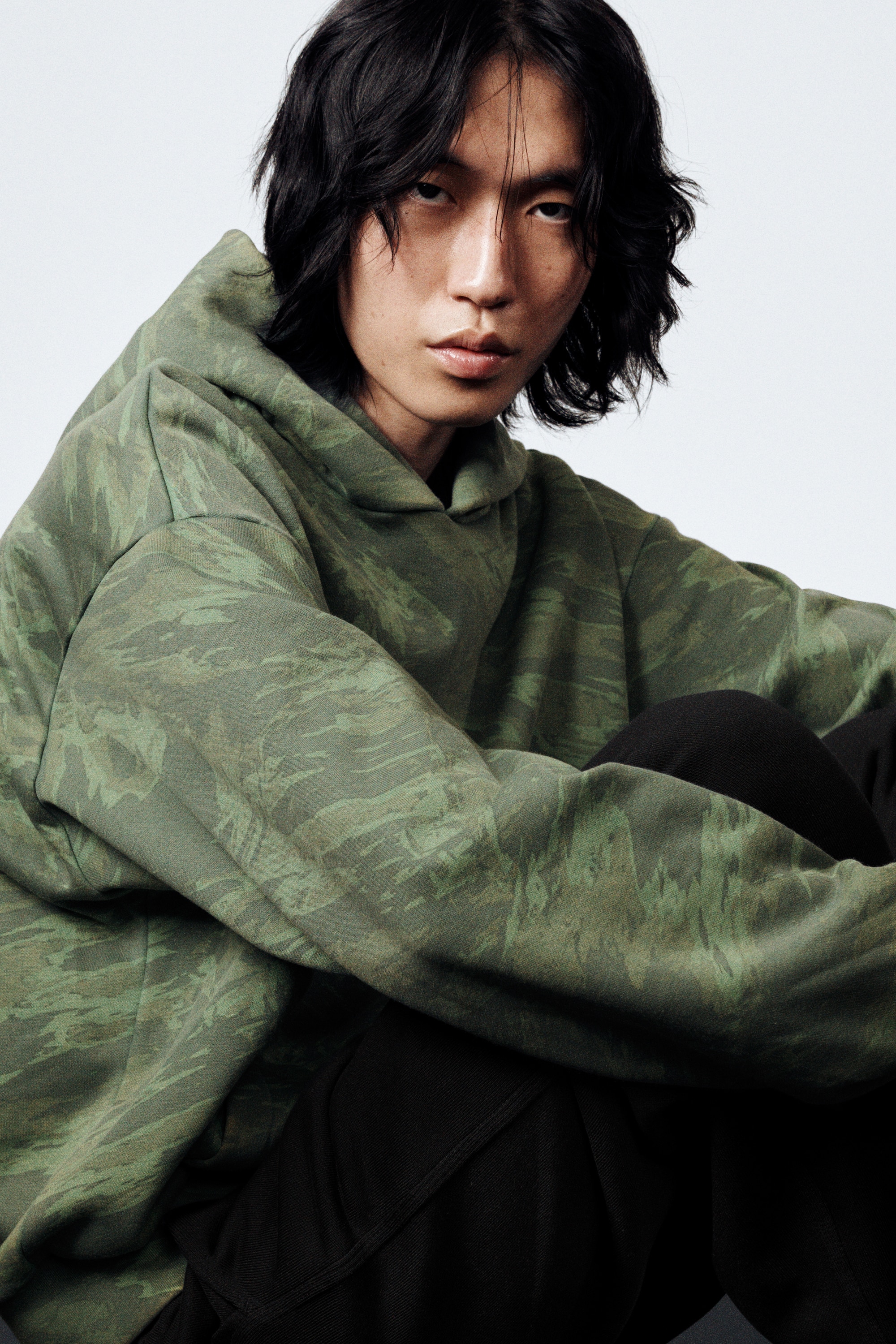 Bő szabású grafikus kapucnis pulóver - Csíkos zöld/Fekete - Synergy/Fekete - Dragon