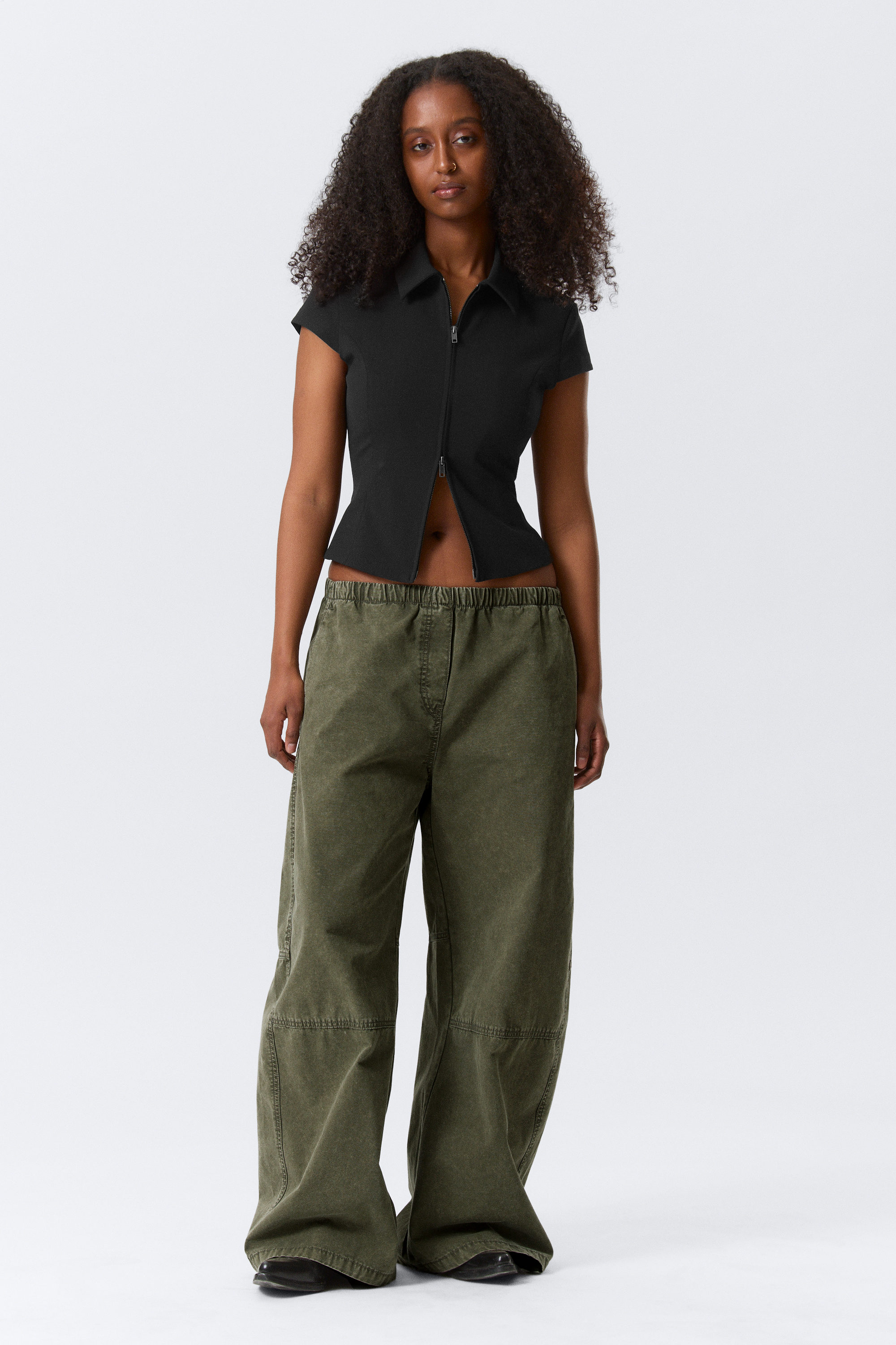 Zwart - Nauwsluitende top met rits en korte mouwen - 3