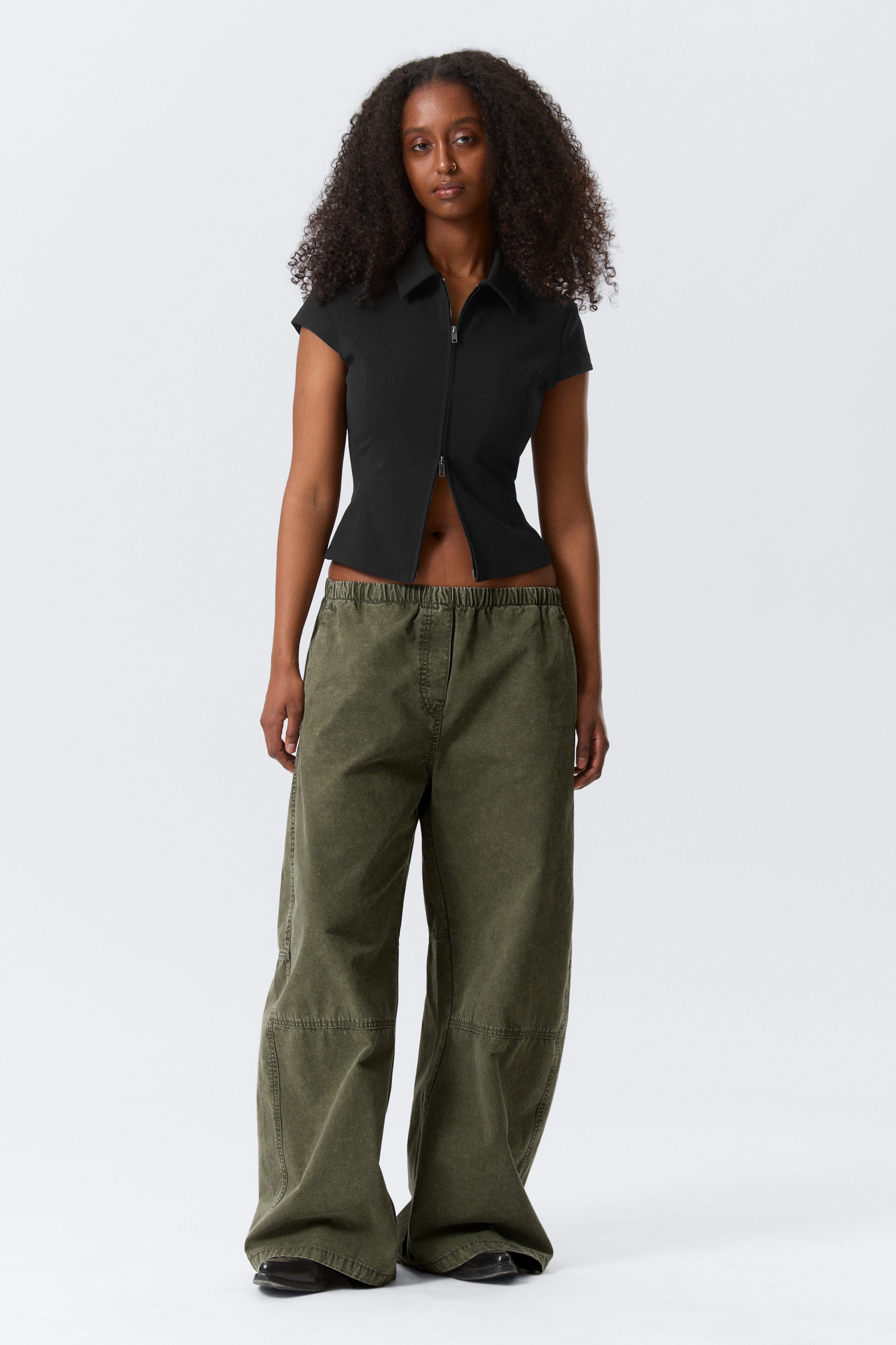 Svart - Figurnära kortärmad topp med dragkedja - 2