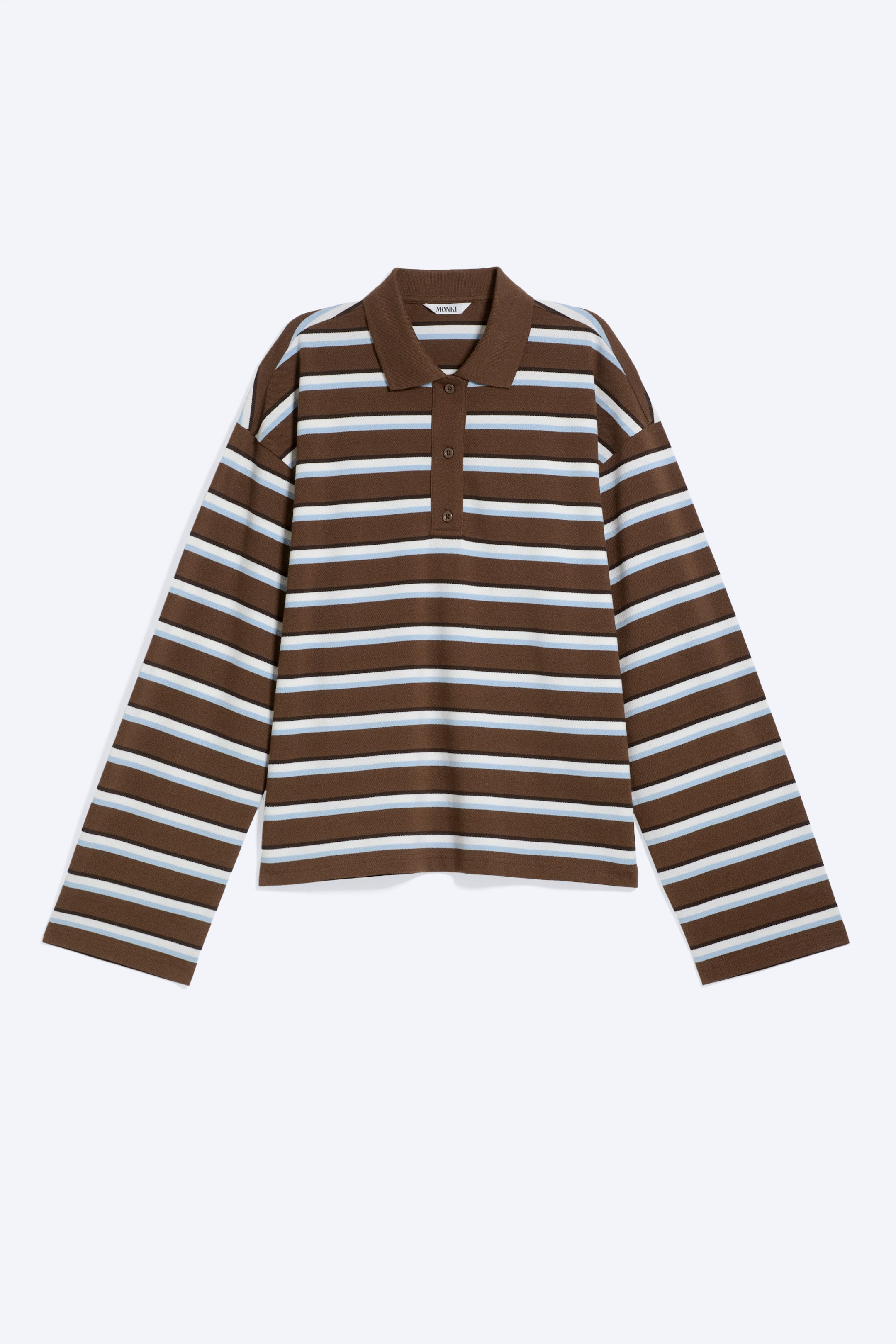 Agrandir l'image: Un polo à manches longues est présenté de face, affichant une silhouette décontractée. Il présente une base marron avec des rayures horizontales bleu clair, blanches et marron foncé, un col polo côtelé, une demi-patte de boutonnage à trois boutons, des épaules tombantes et un ourlet droit.