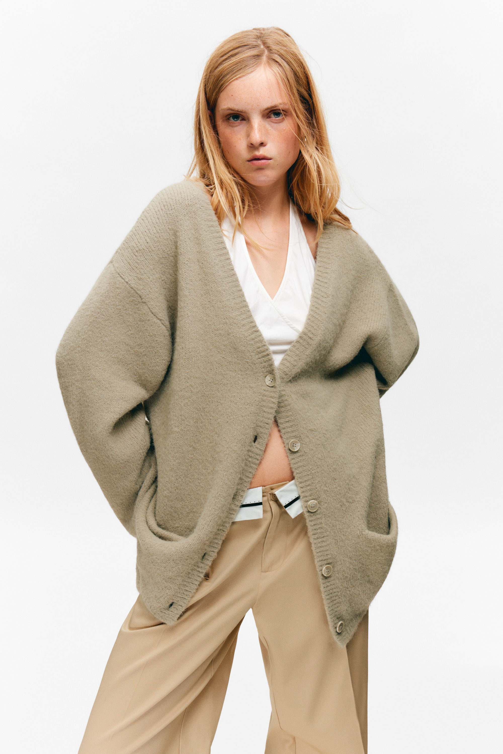 Staubiges Beige - Weiche Strickjacke mit V-Ausschnitt - 2