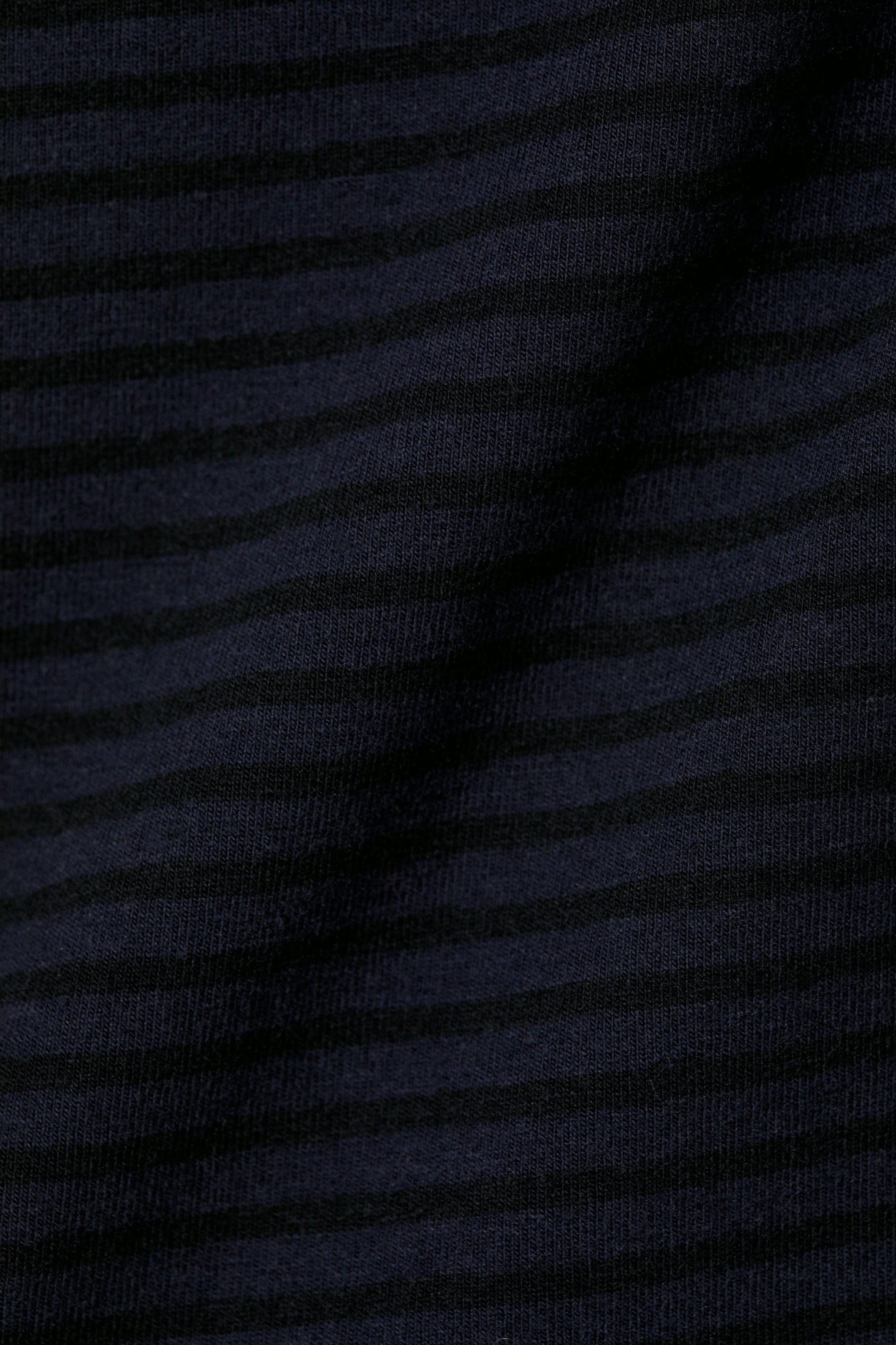Dunkelblau gestreift - Schlankes Baumwoll-Unterhemd mit V-Ausschnitt - 4