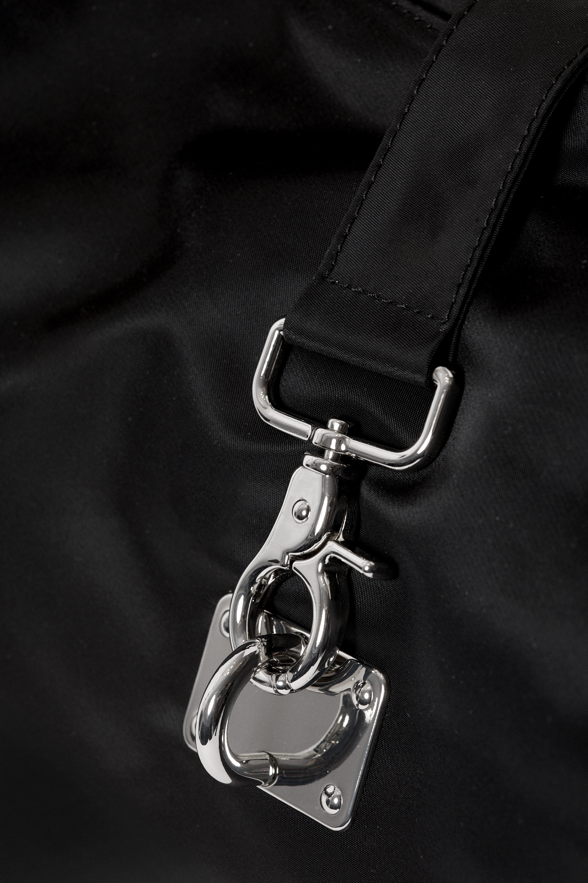 Black - Medium Slouched Clasp Shoulder Bag - 4