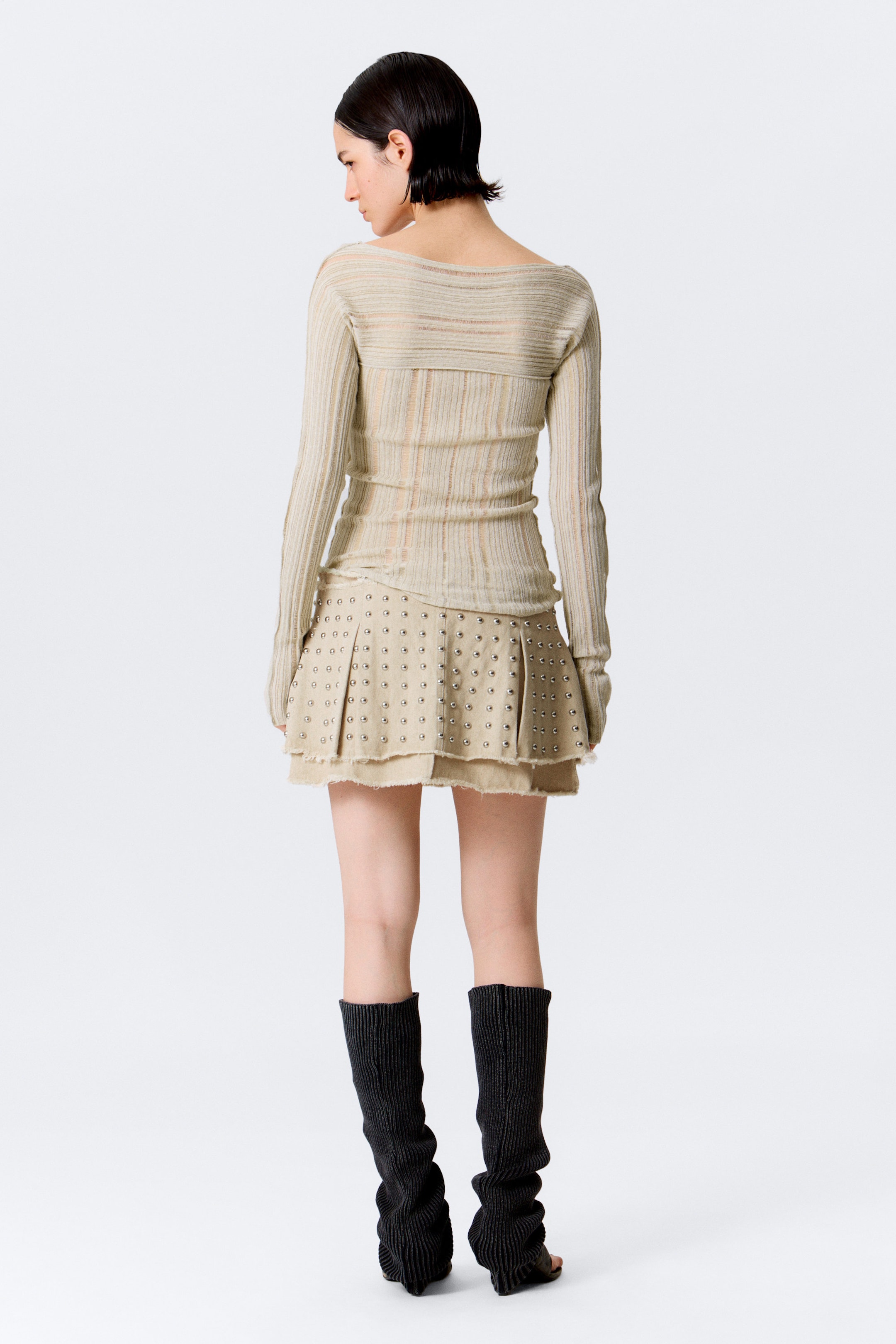 Beige - Figurbetonter Strickpullover mit U-Boot-Ausschnitt - 3