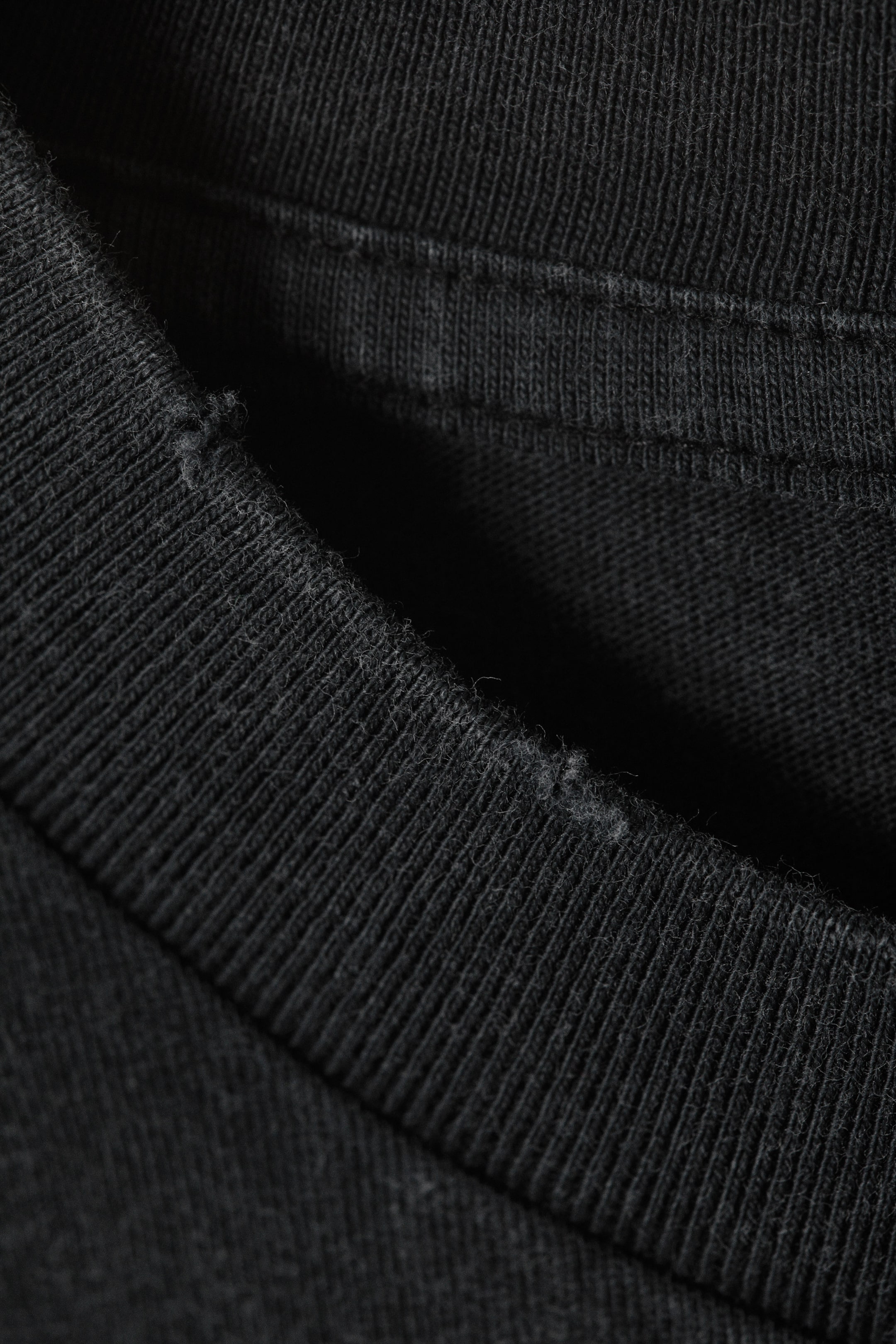 Schwarz - Boxy T-Shirt aus Baumwolle mit Flügelärmeln - 1