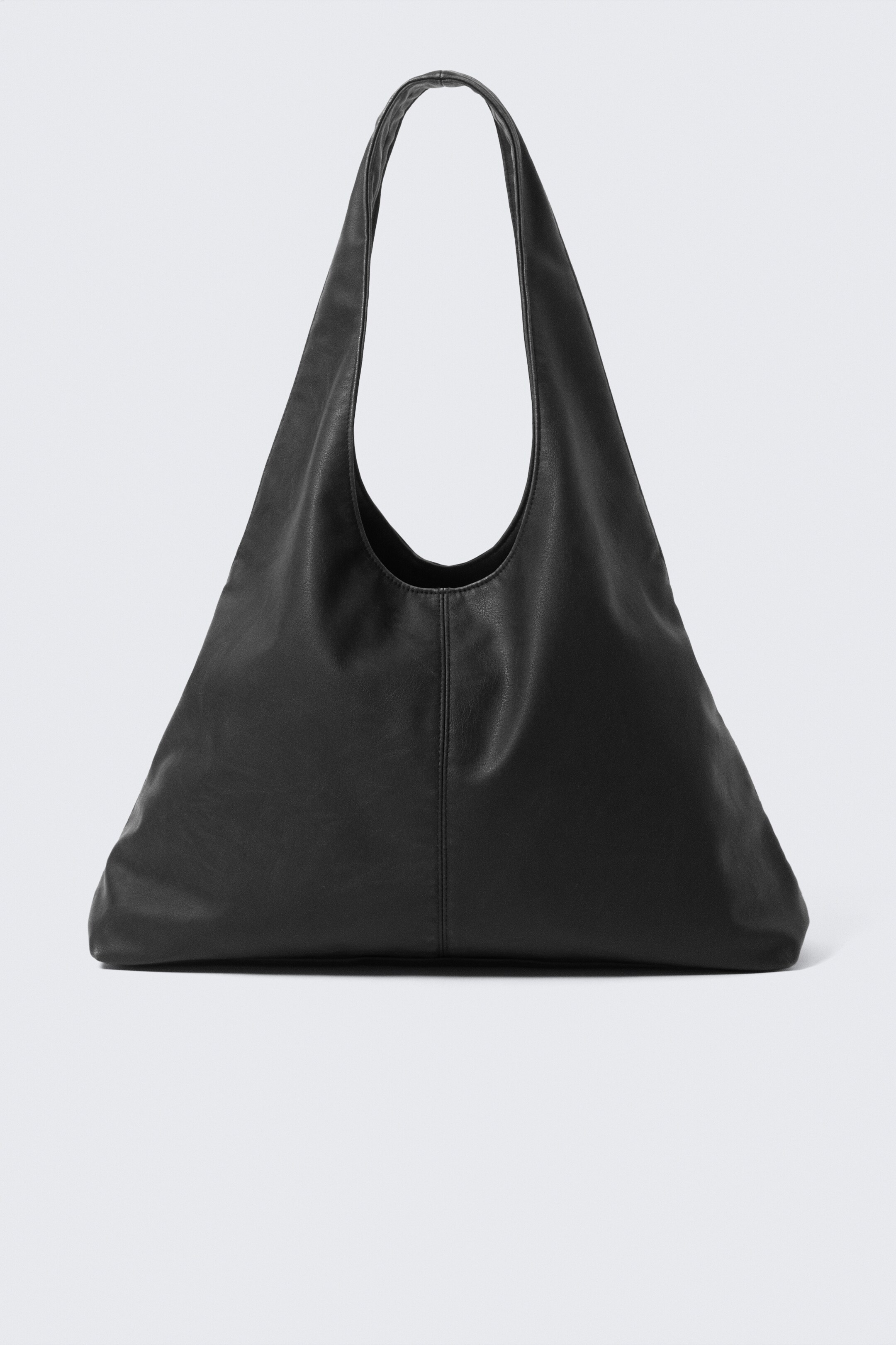 Grösseres Bild ansehen: Eine schwarze, weich strukturierte Hobo-Tasche wird von vorne gezeigt, mit einem breiten, integrierten einzelnen Schulterriemen, einem dreieckigen Körper mit flachem Boden und einer dezenten vertikalen Naht, die an der Vorderseite mittig verläuft.