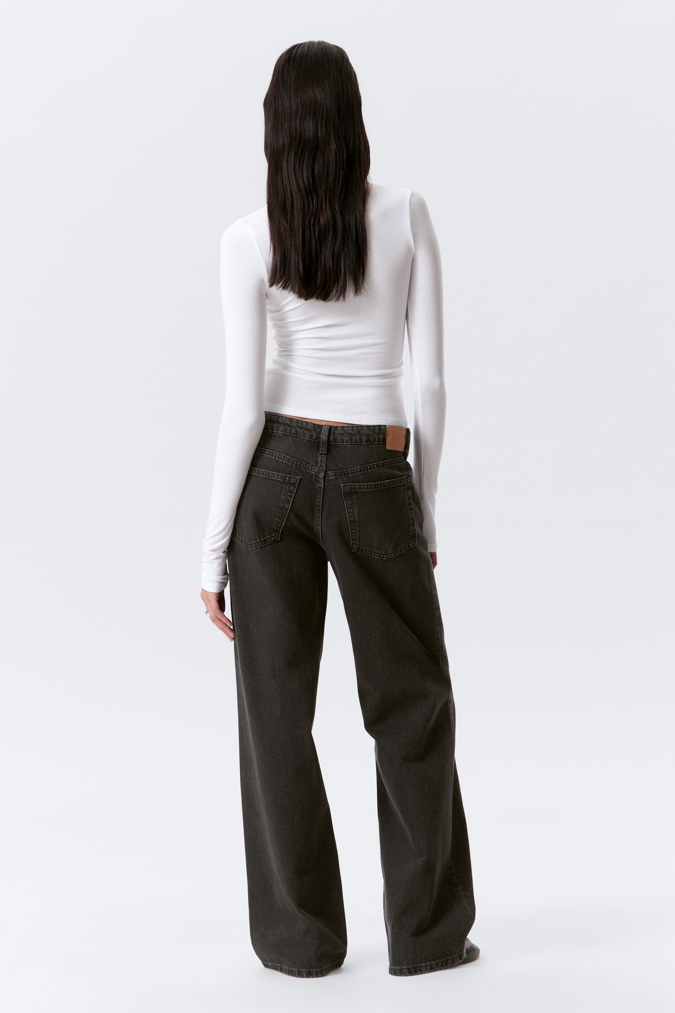 Visa större bild: Ample Low Waist Loose Wide Leg Jeans - Ink Black - Svart - DAM | H&M FI 5