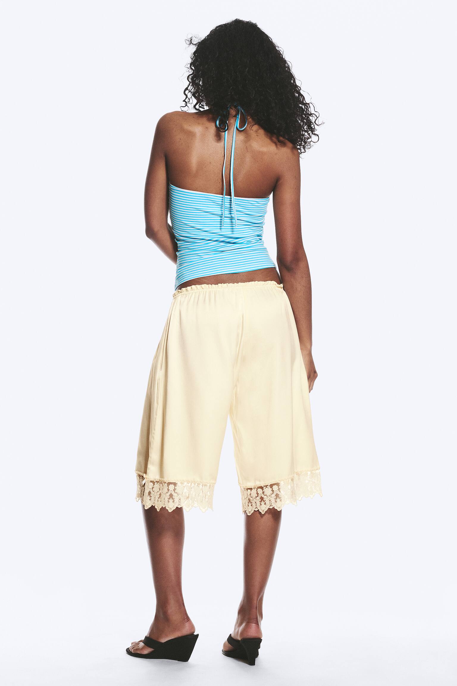 Pantaloncini in raso con pizzo-Bianco polvere - 3