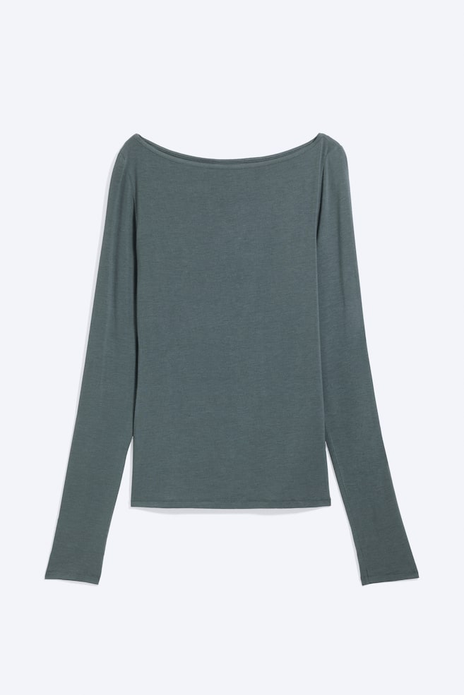 A camisola transparente com decote barco e mangas compridas, em verde-giz escuro, é apresentada de frente, destacando um amplo decote barco curvo e mangas longas de corte justo. Mostra um tecido de malha leve e semitransparente, com uma bainha direita e limpa. - 1