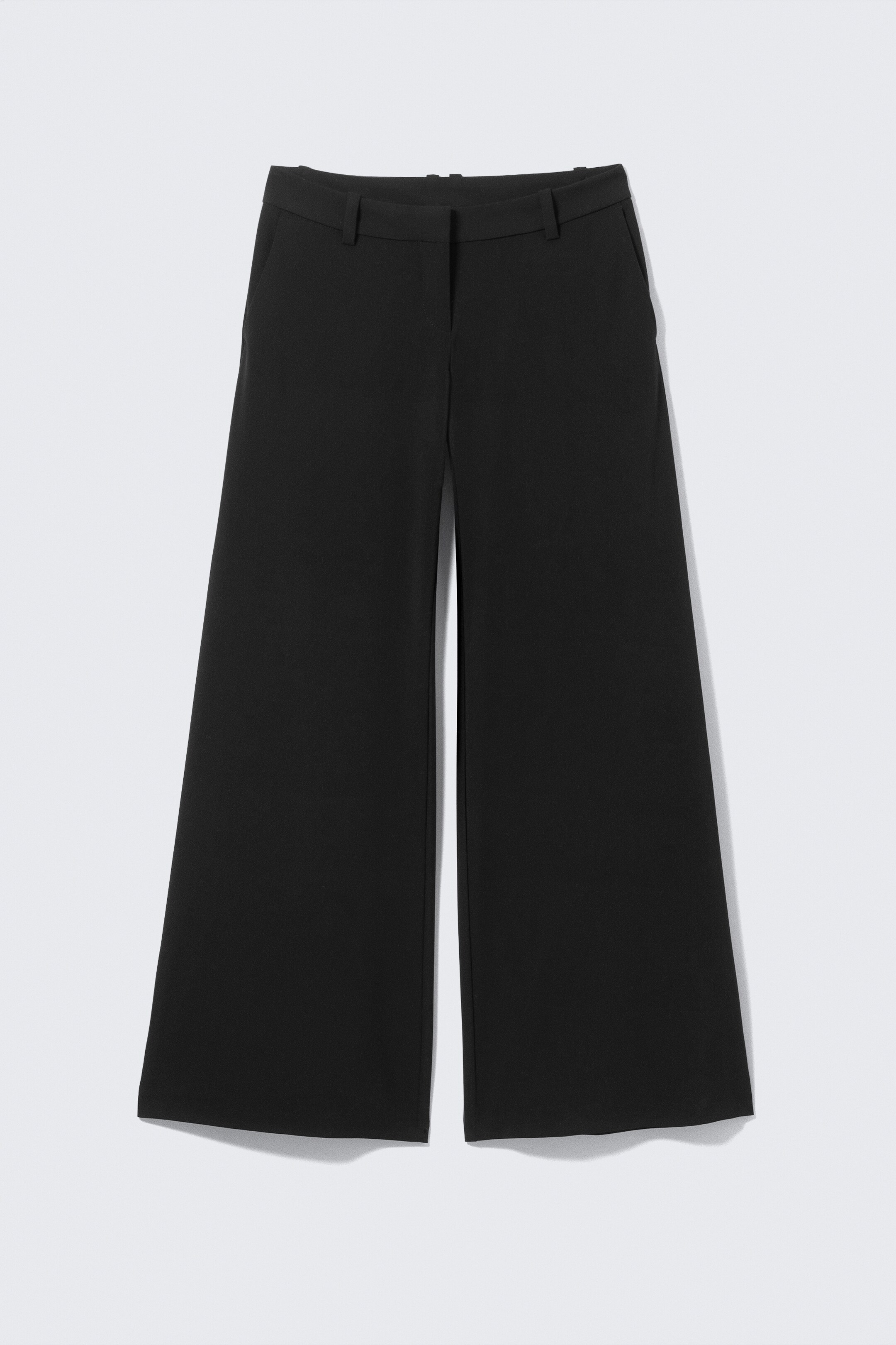 Visualizza immagine più grande: Un paio di pantaloni da abito neri è mostrato in vista FRONTALE, caratterizzato da gambe svasate, tasche laterali inclinate, cintura con passanti per cintura, e chiusura con zip e gancio visibile, il tutto con un'elegante costruzione delle cuciture.