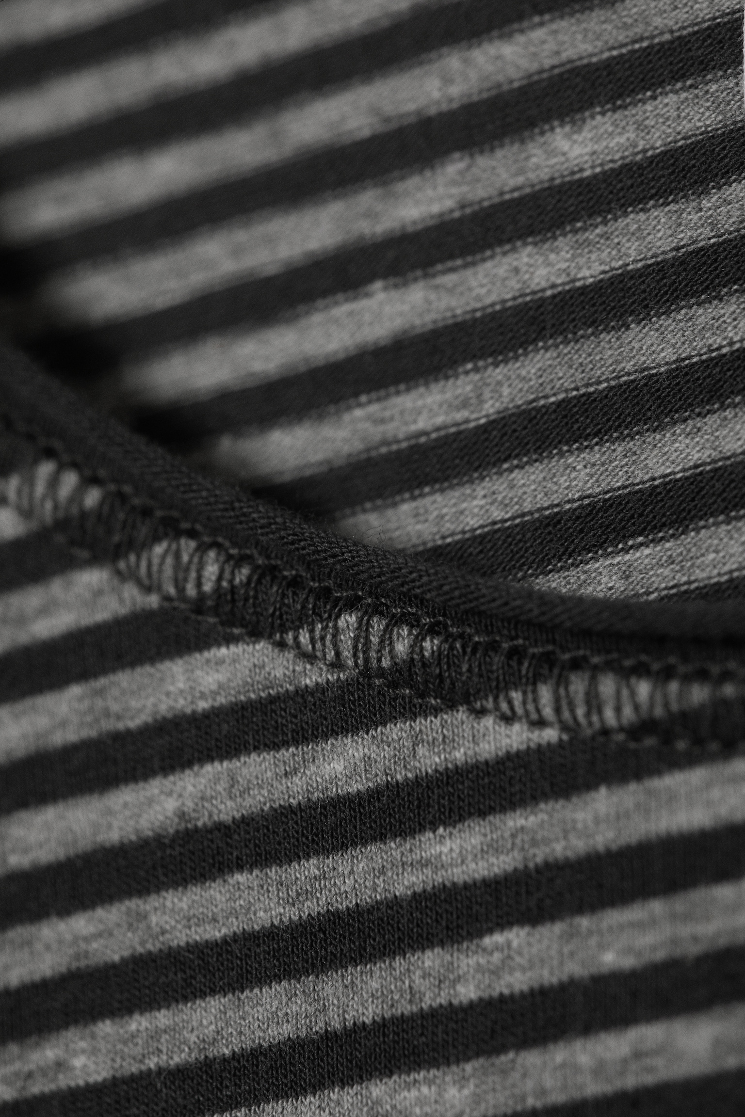 Longsleeve aus Baumwolle - Schwarz & grau gestreift/Dunkelbraun/Dunkelbraun gestreift/Dunkelgrün/Graubraun gestreift/Weiß - Schwarze Streifen/Rostbraun/Weiß/Dunkles Khakigrün gestreift - 5