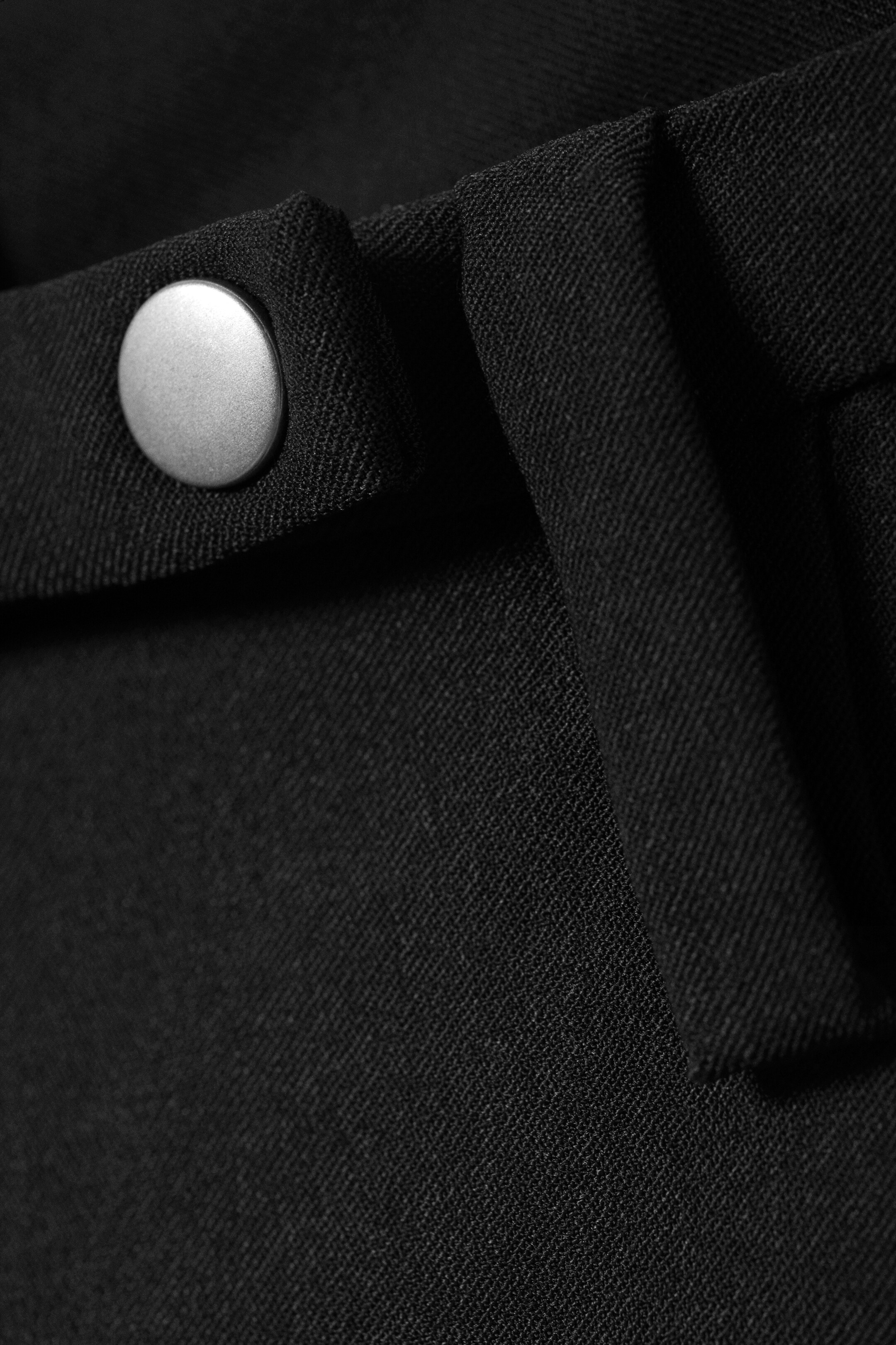 Näytä suurempi kuva: Matala vyötäröinen kapealahkeiset puvuntregginsit - Musta - NAISET | H&M FI 2