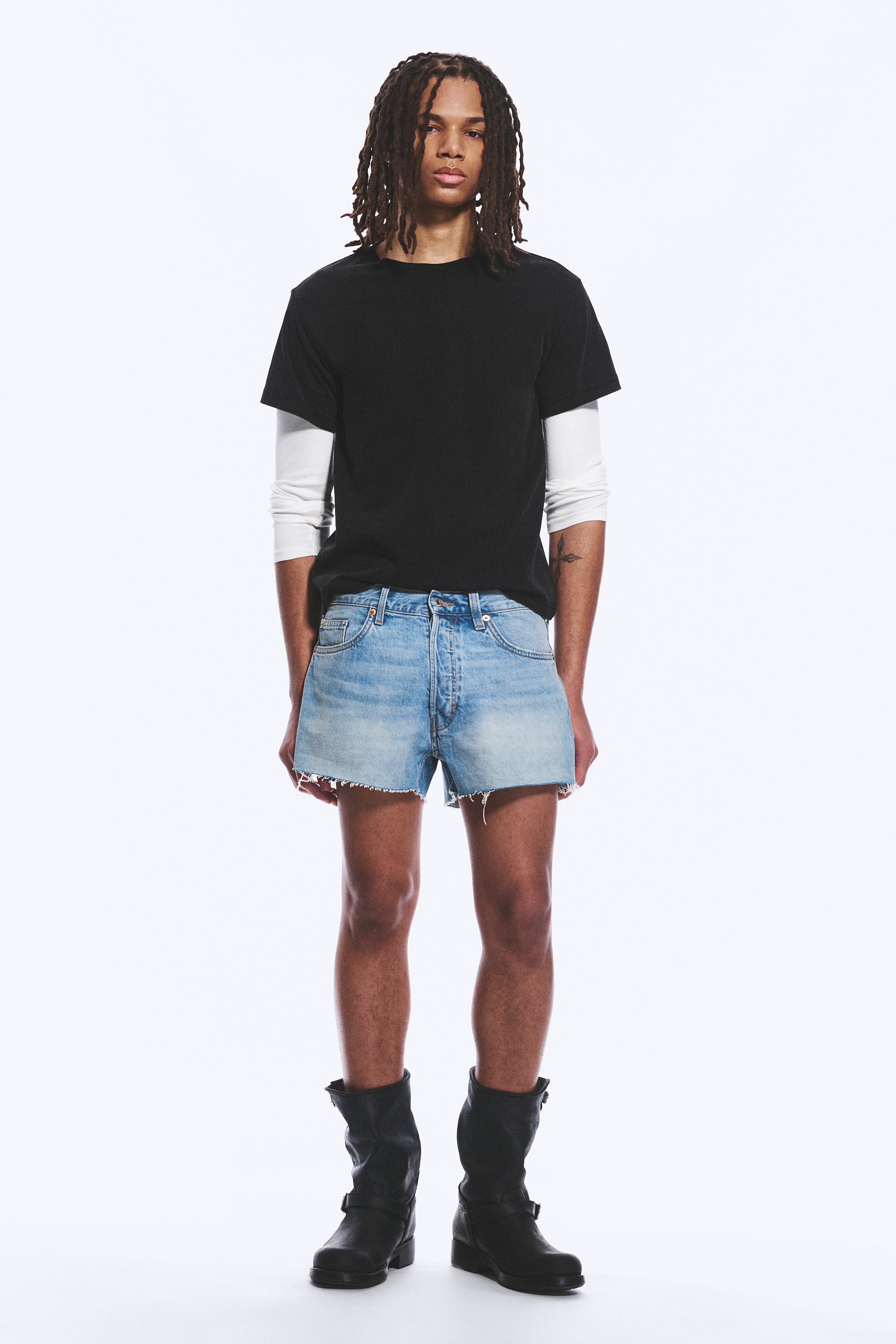 Gravity korta jeansshorts med medelhög midja - Kimberley Blue - Ljusblå/Tuned Black - Svart