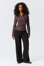 Dunkelrot - Ein langärmliges, tailliertes Hemd aus Satin. - 1