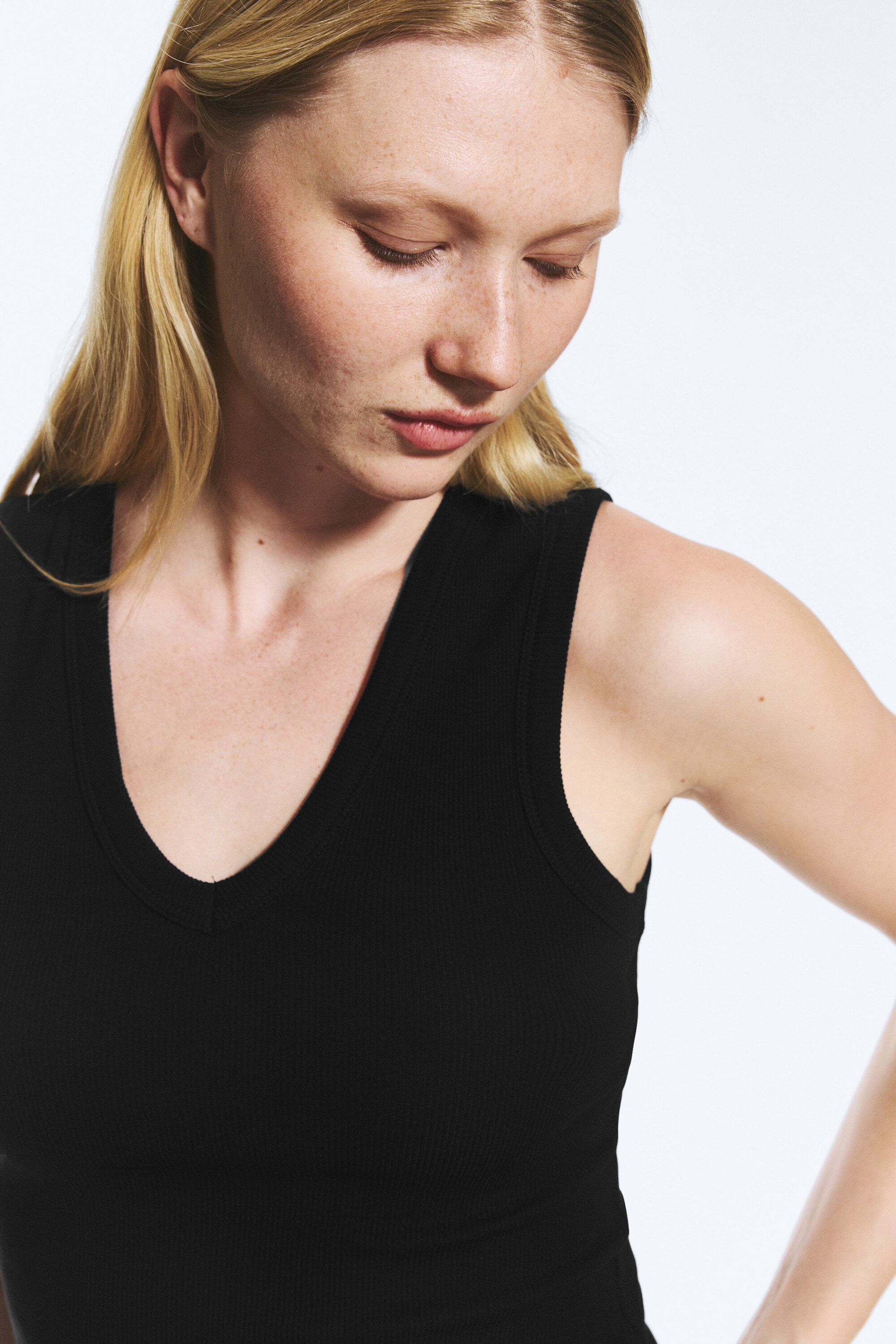Svart - Ribbet tanktopp med v-hals - 2