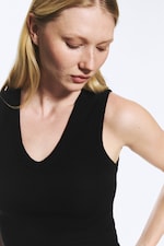 Svart - Ribbet tanktopp med v-hals - 2
