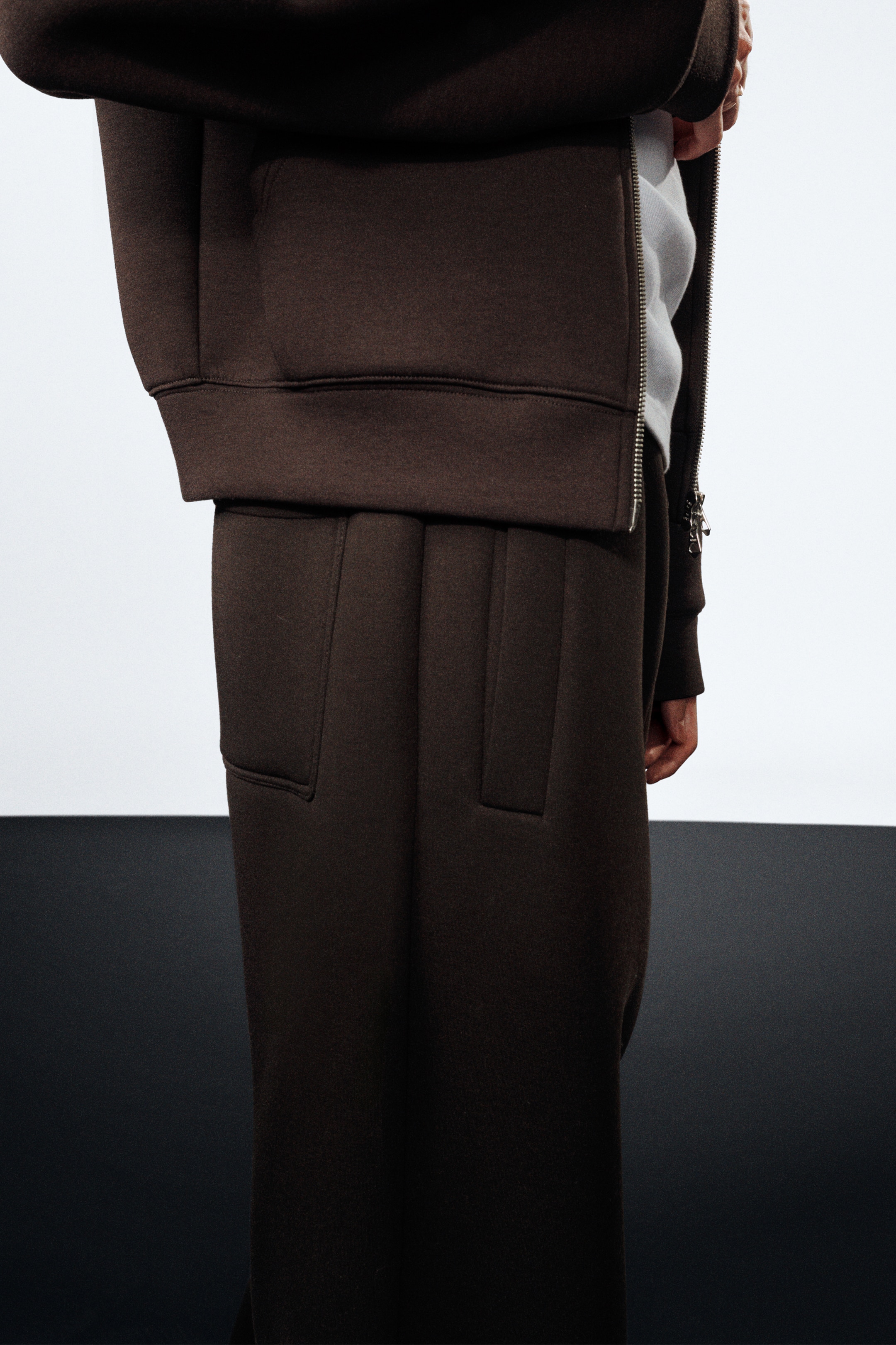 Agrandir l'image: Pantalon en textile façon néoprène Loose Fit - Marron foncé - HOMME | H&M CH 3