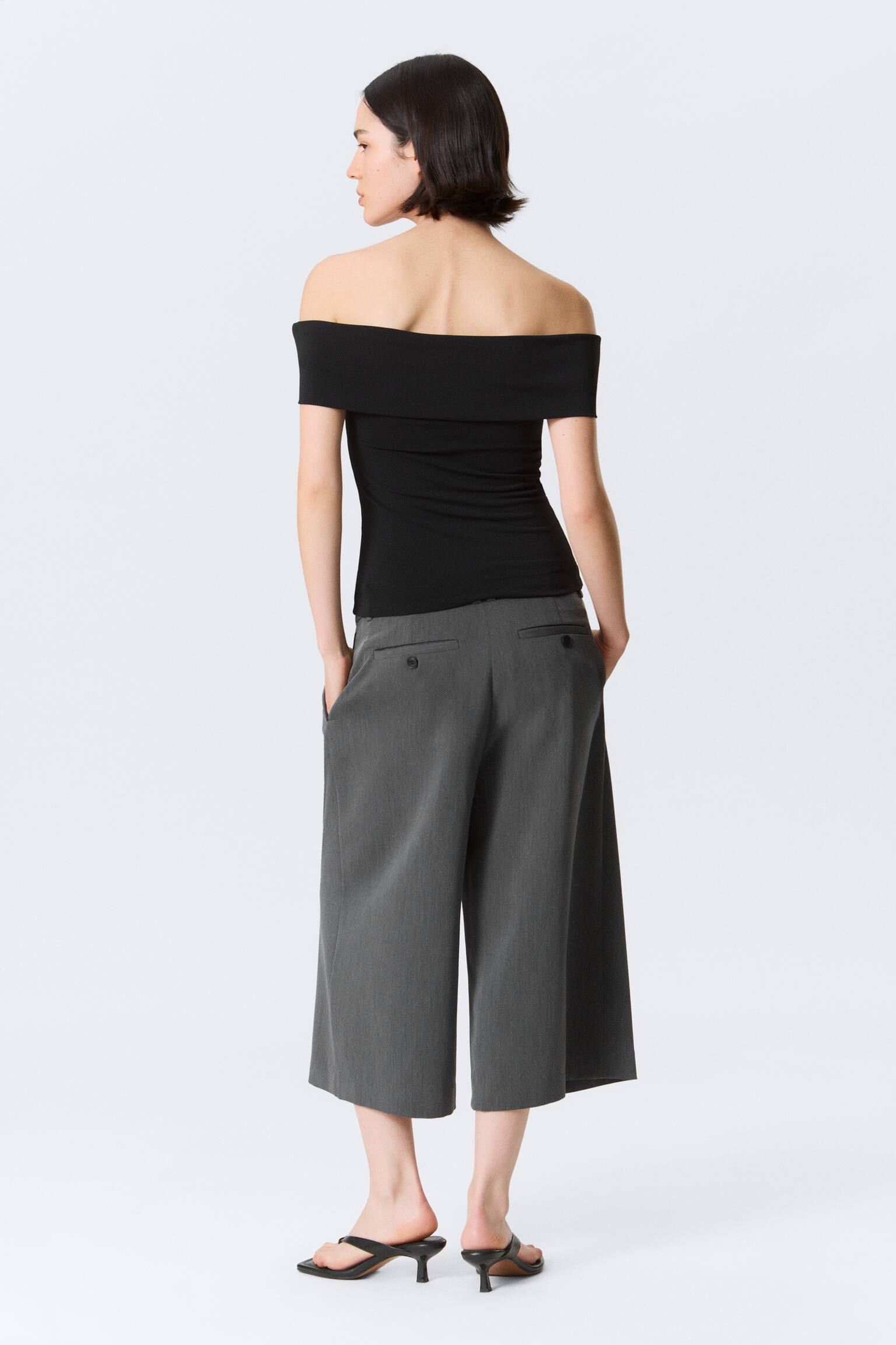 Priliehavý top bez rukávov a s odhalenými ramenami - Čierna - 6