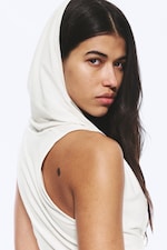 Wit - Gedrapeerde mouwloze top van lyocell met capuchon - 2