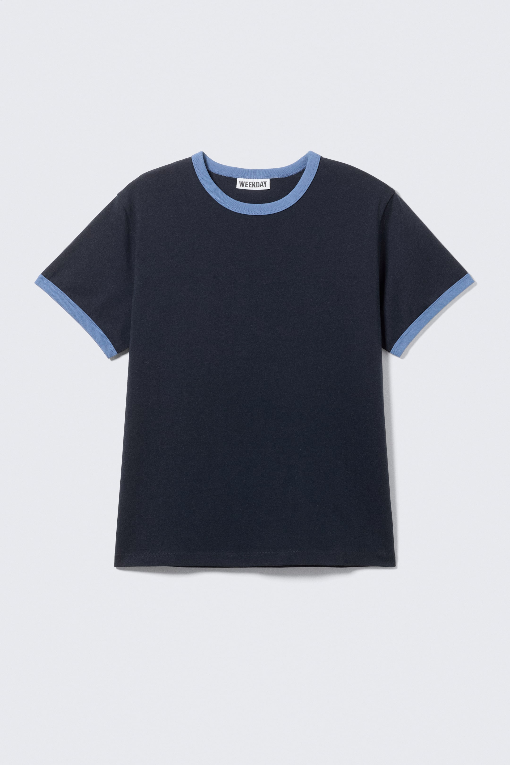 Grotere afbeelding bekijken: Een donkerblauw ringer t-shirt wordt van VOOR getoond, met een lichtblauwe geribbelde ronde hals, bijpassende geribbelde korte mouwboorden en een rechte zoom.