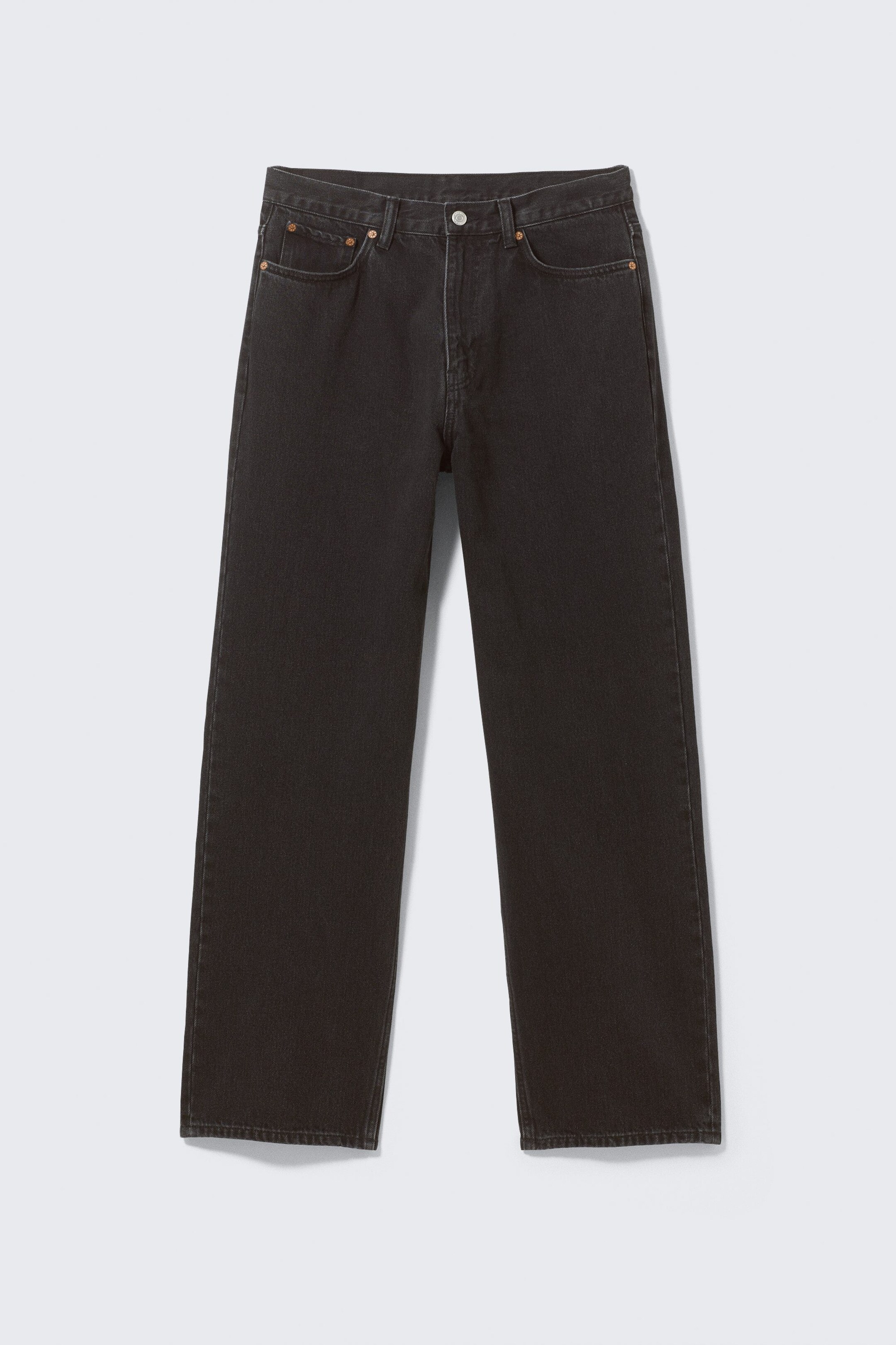 Grösseres Bild ansehen: Ein Paar dunkelgraue Jeans liegt flach da und zeigt eine gerade Passform sowie ein Standard-Fünf-Taschen-Design mit sichtbaren kupferfarbenen Nieten an den Ecken der vorderen Taschen.