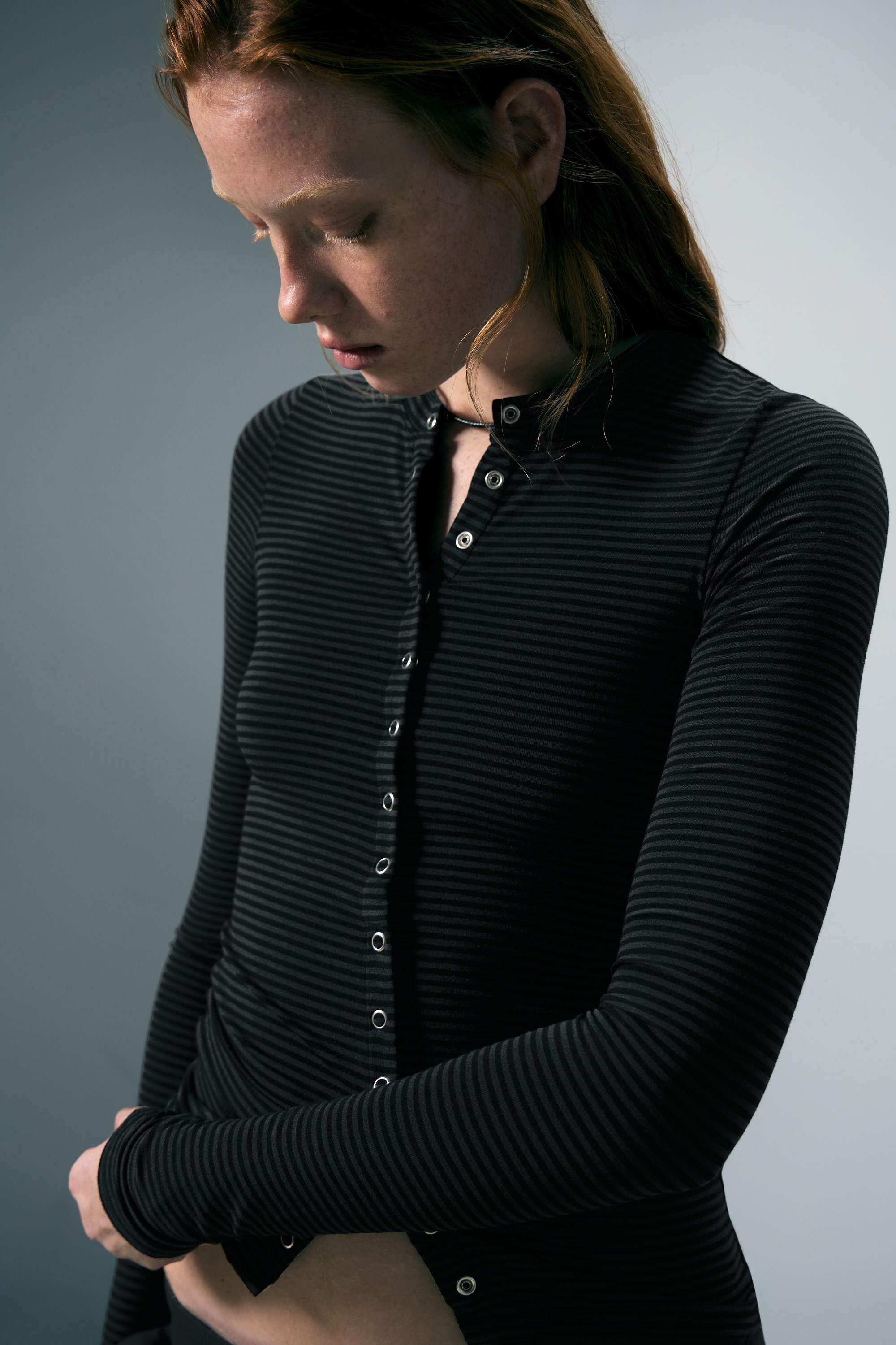 Slim Long-Sleeved Buttoned Cardigan - Ciemnoszary w paski/Black