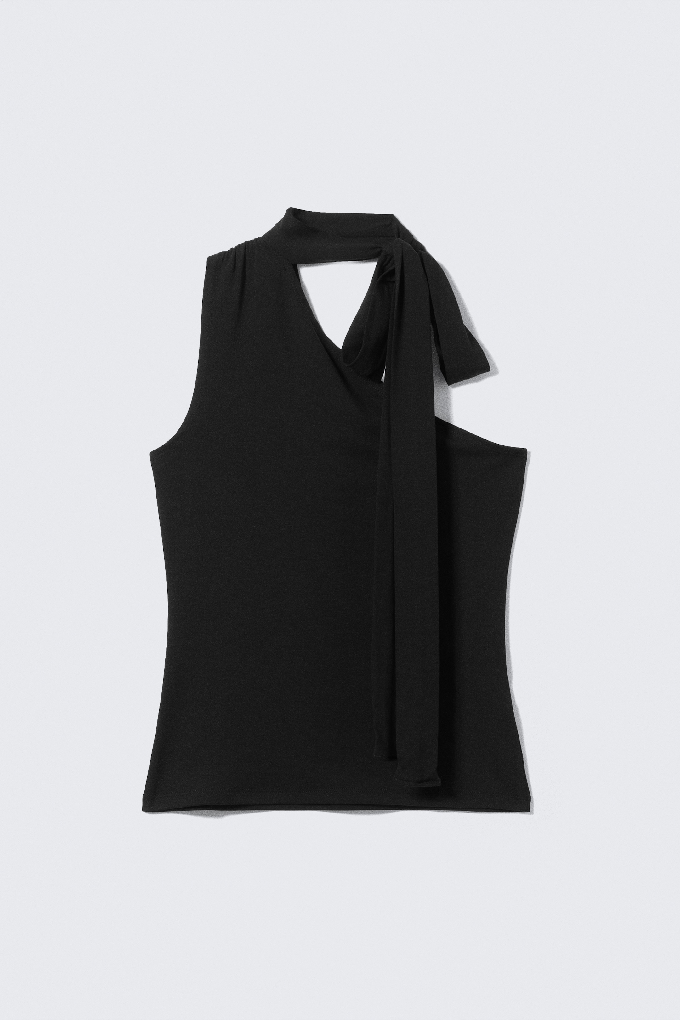 Grotere afbeelding bekijken: Een zwarte top met één schouder wordt van de VOORKANT gepresenteerd, met een slanke pasvorm en een hoge halslijn aan één kant. Een verstelbare strik loopt vanaf de hals, en een driehoekige uitsnijding is zichtbaar onder de halslijn, met nette stikdetails die de randen van het kledingstuk afwerken.