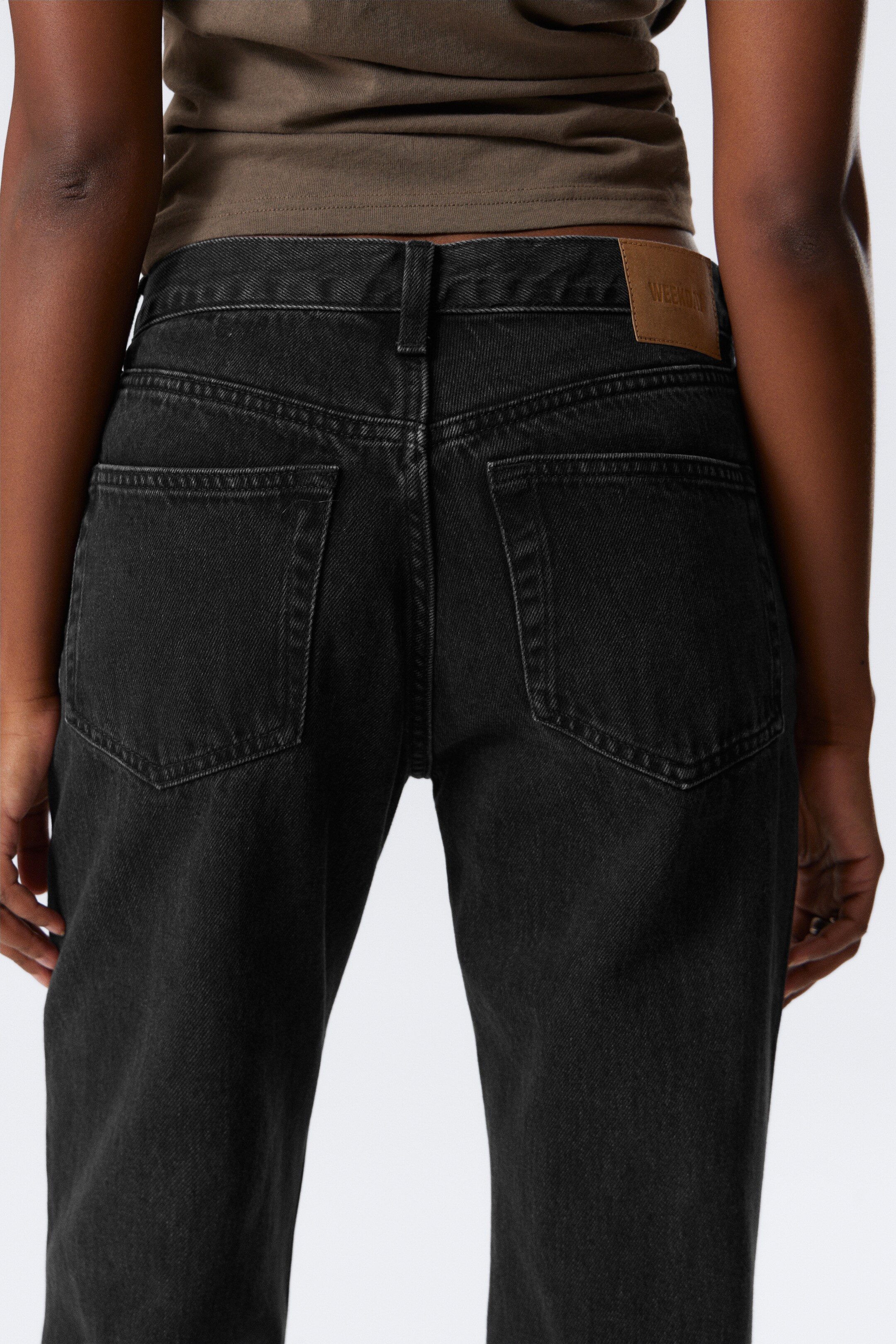 Visa större bild: Moon Mid Waist Regular Bootcut Leg Jeans - Tuned Black - Svart - DAM | H&M SE 2