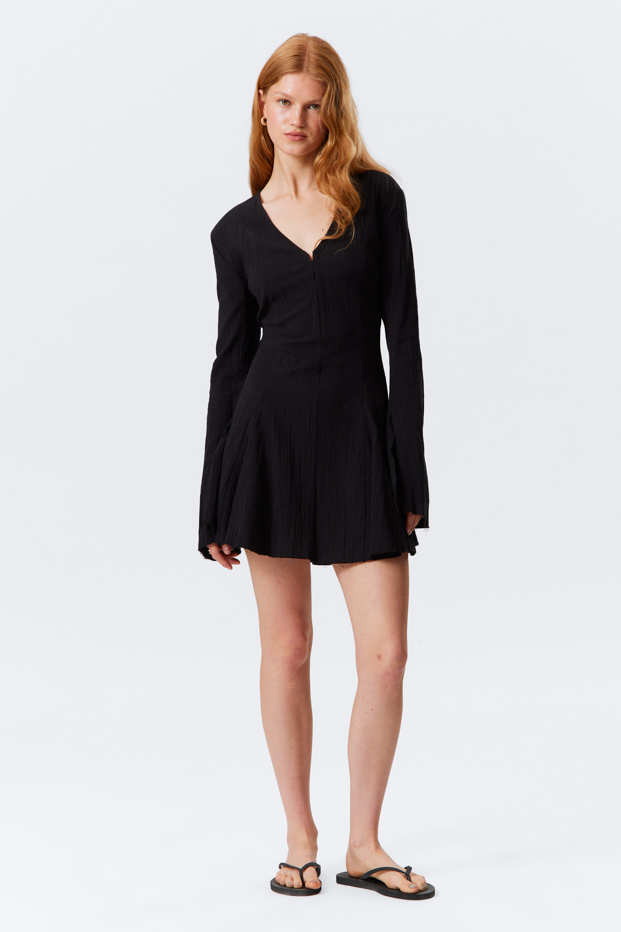 Schwarz - Langärmliges Minikleid im Knitterlook - 1