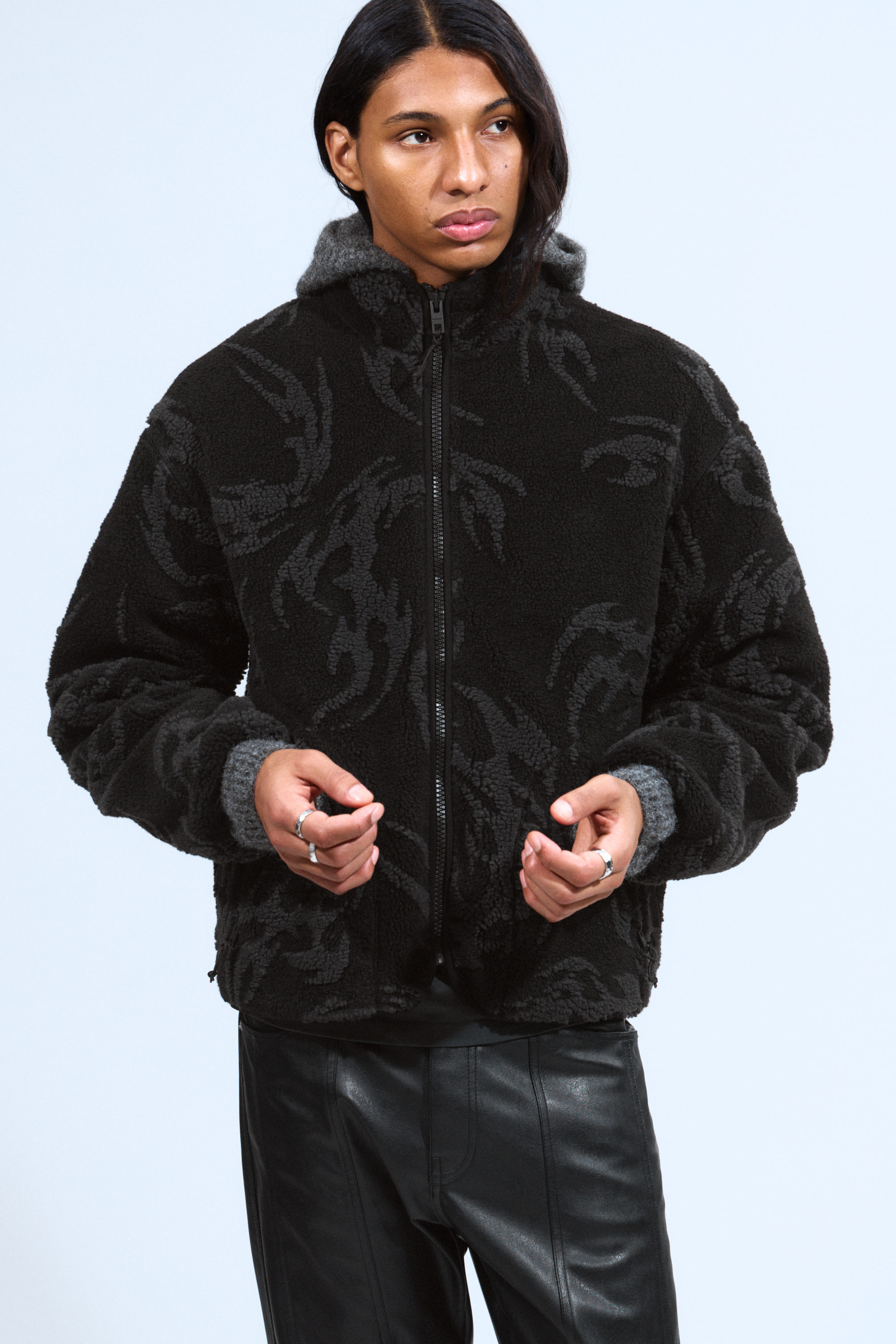 Schwarz - Tribal - Reißverschlussjacke mit Jacquardmuster und Flor - 1