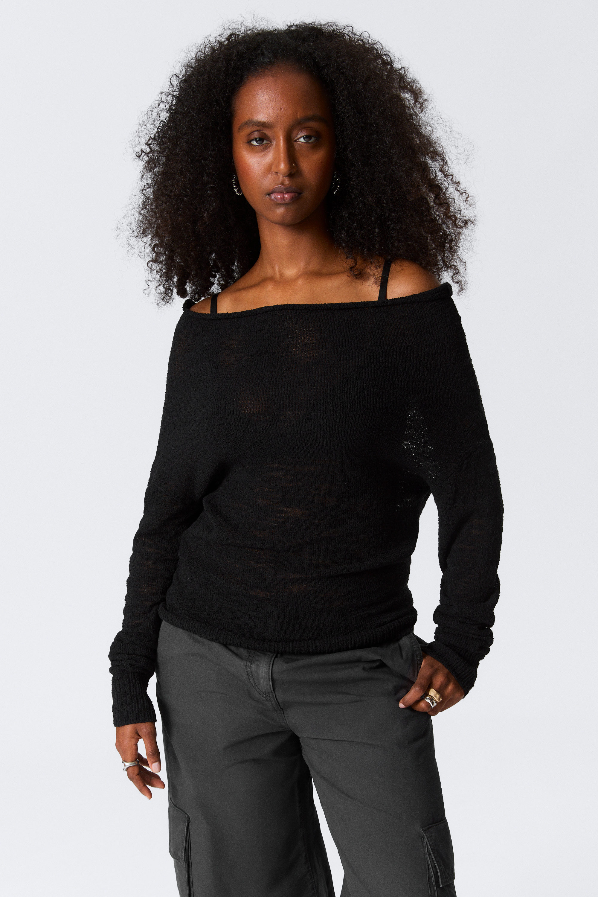 Schwarz - Schulterfreier Strickpullover - 1