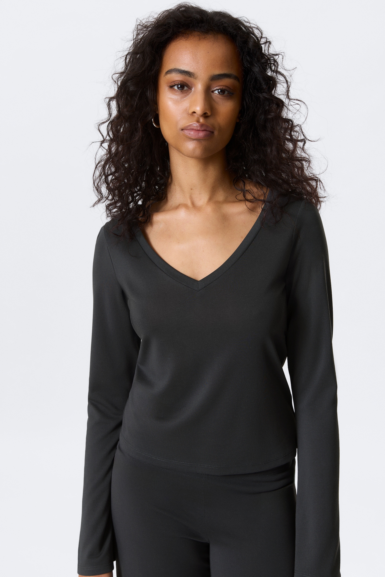 Top z długim rękawem i dekoltem w serek - Washed Black/Sprany Mole - 1