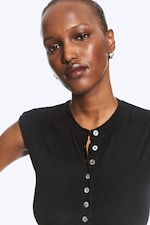 Svart - Pärlknappar - Ärmlös jerseytop med pärlknappar - 1