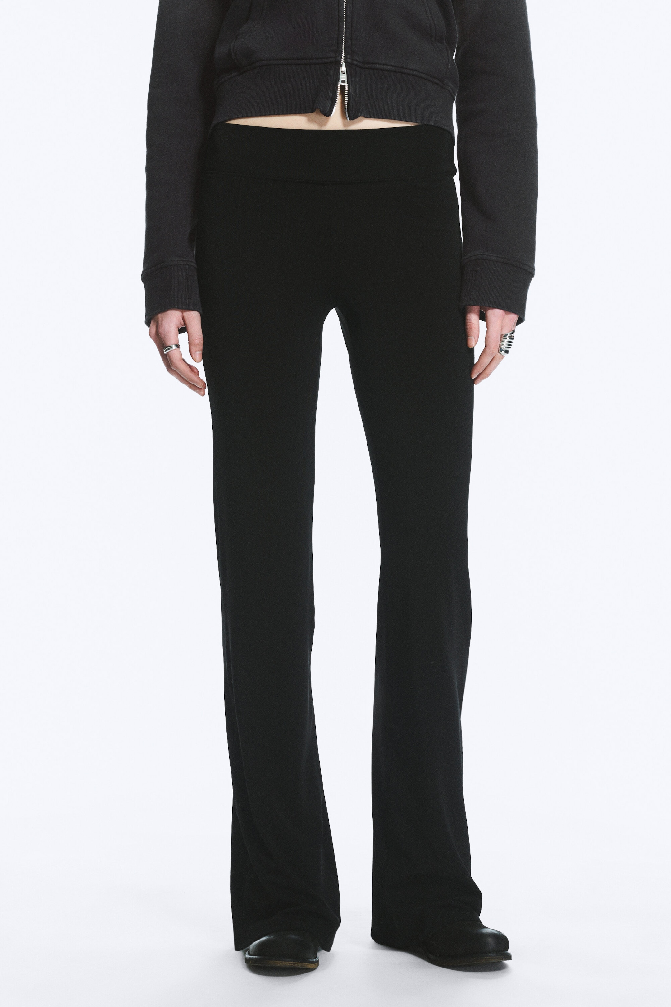 Schwarz - Jersey-Hose im Bootcut-Stil mit niedrigem Bund - 2