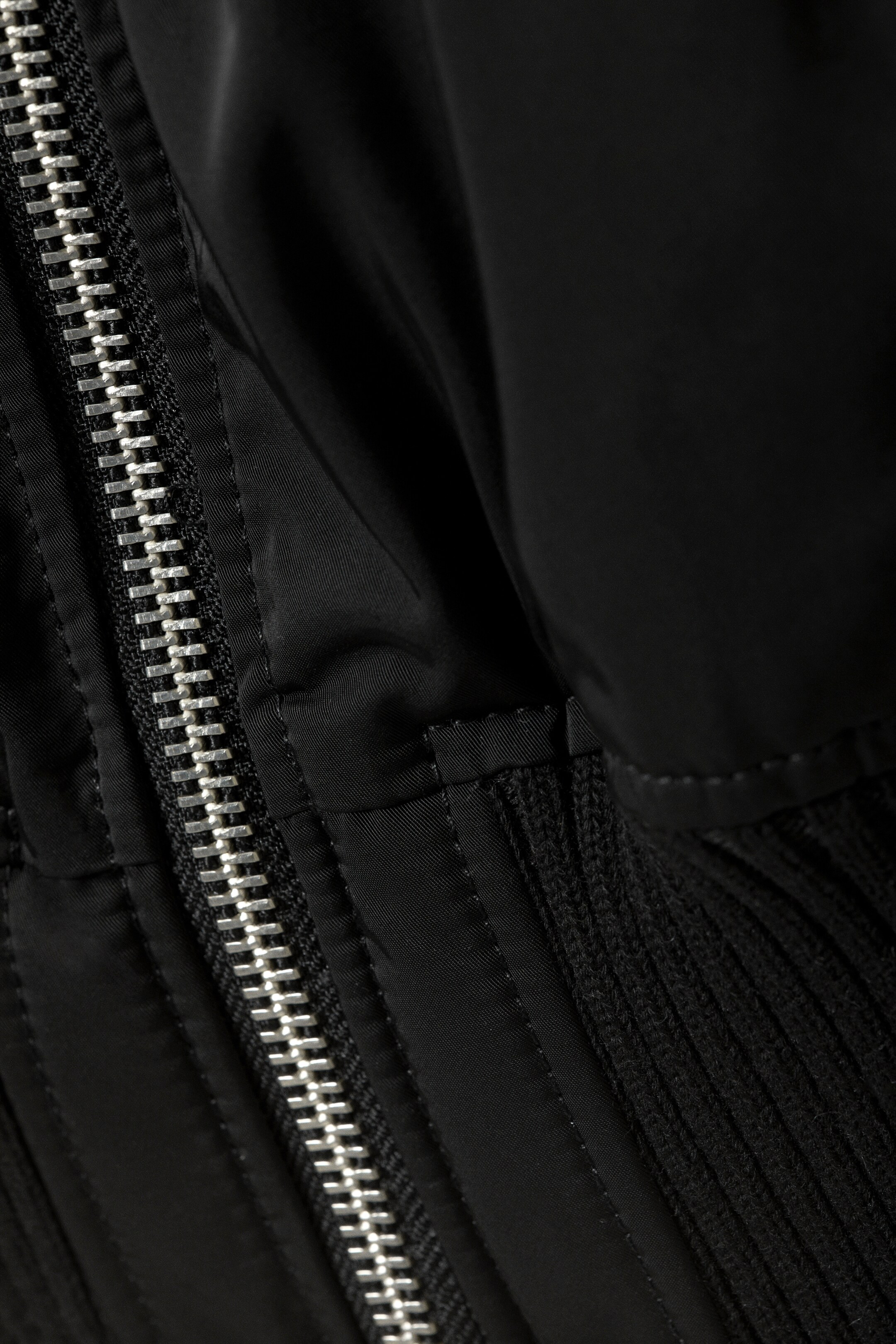 Größeres Bild ansehen: Gepolsterte Bomberjacke - Schwarz - Ladies | H&M DE 2