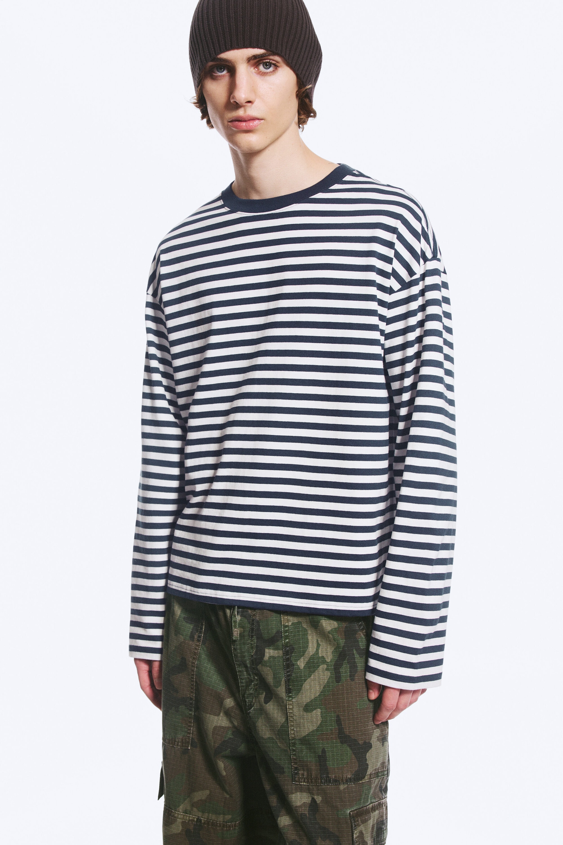 Rayures blanches et bleu marine - T-shirt ample à manches longues - 2