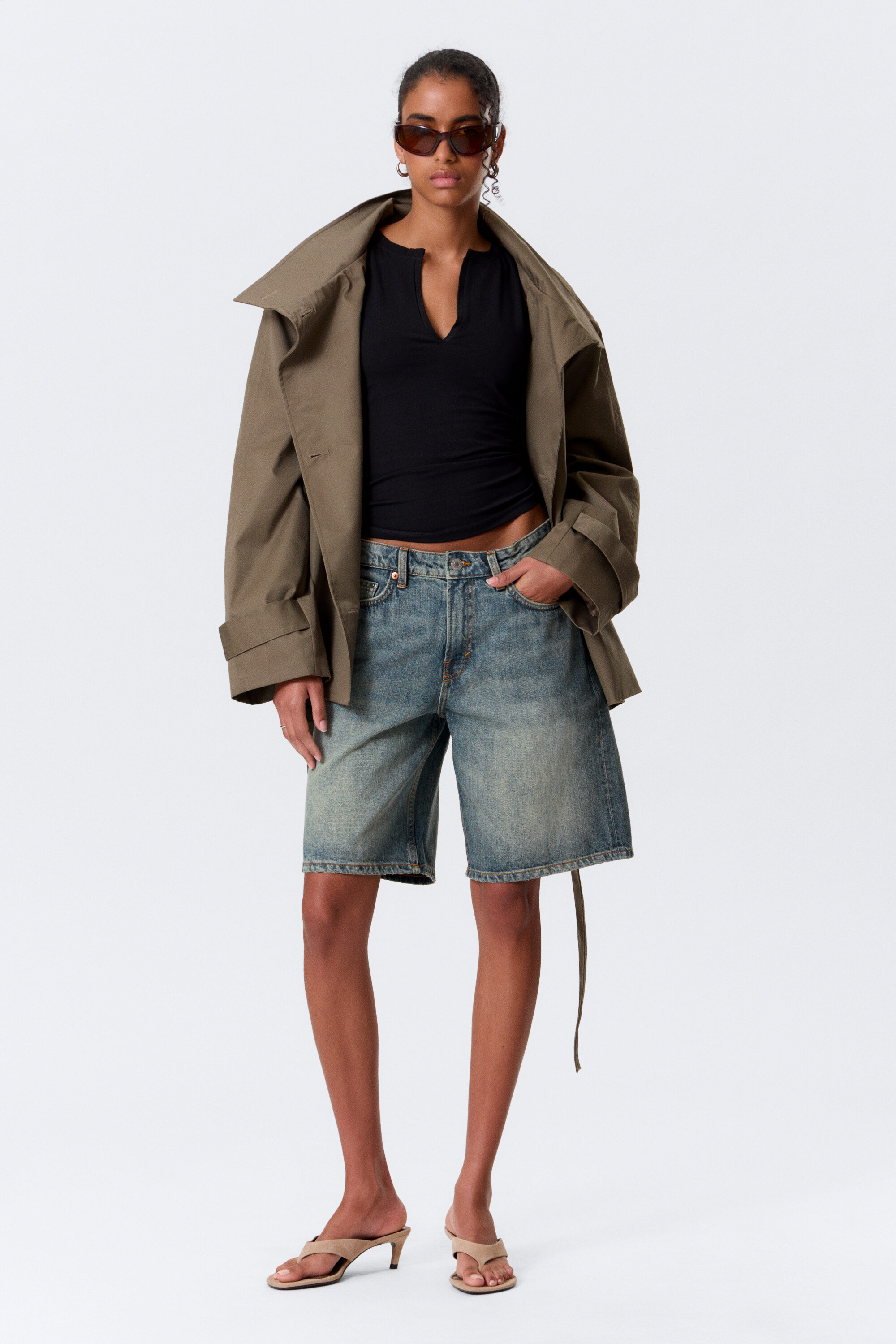 utility pocket mini shorts - Light Khaki Green | Monki CH